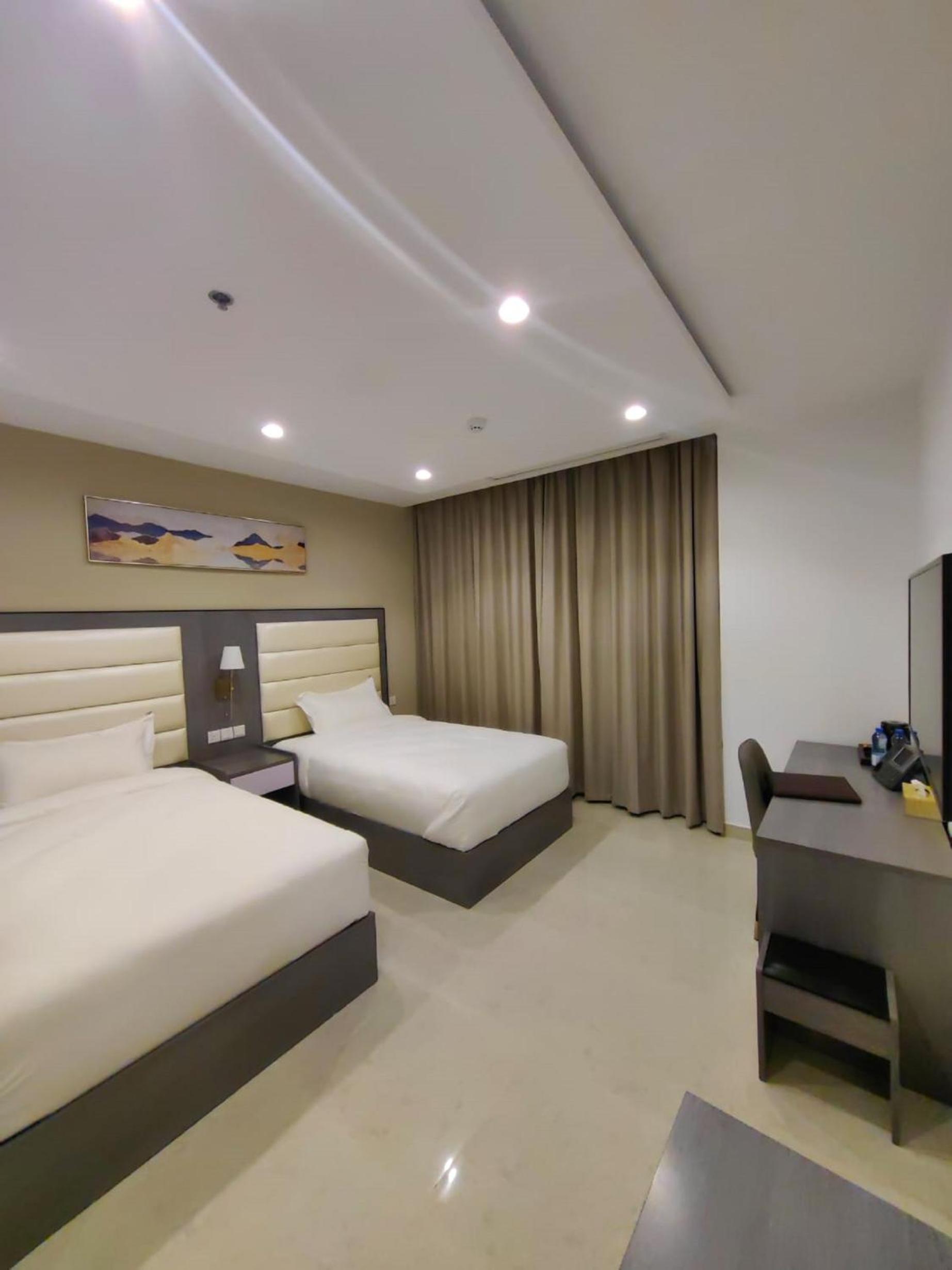 Standard Twin Room - Photo 4