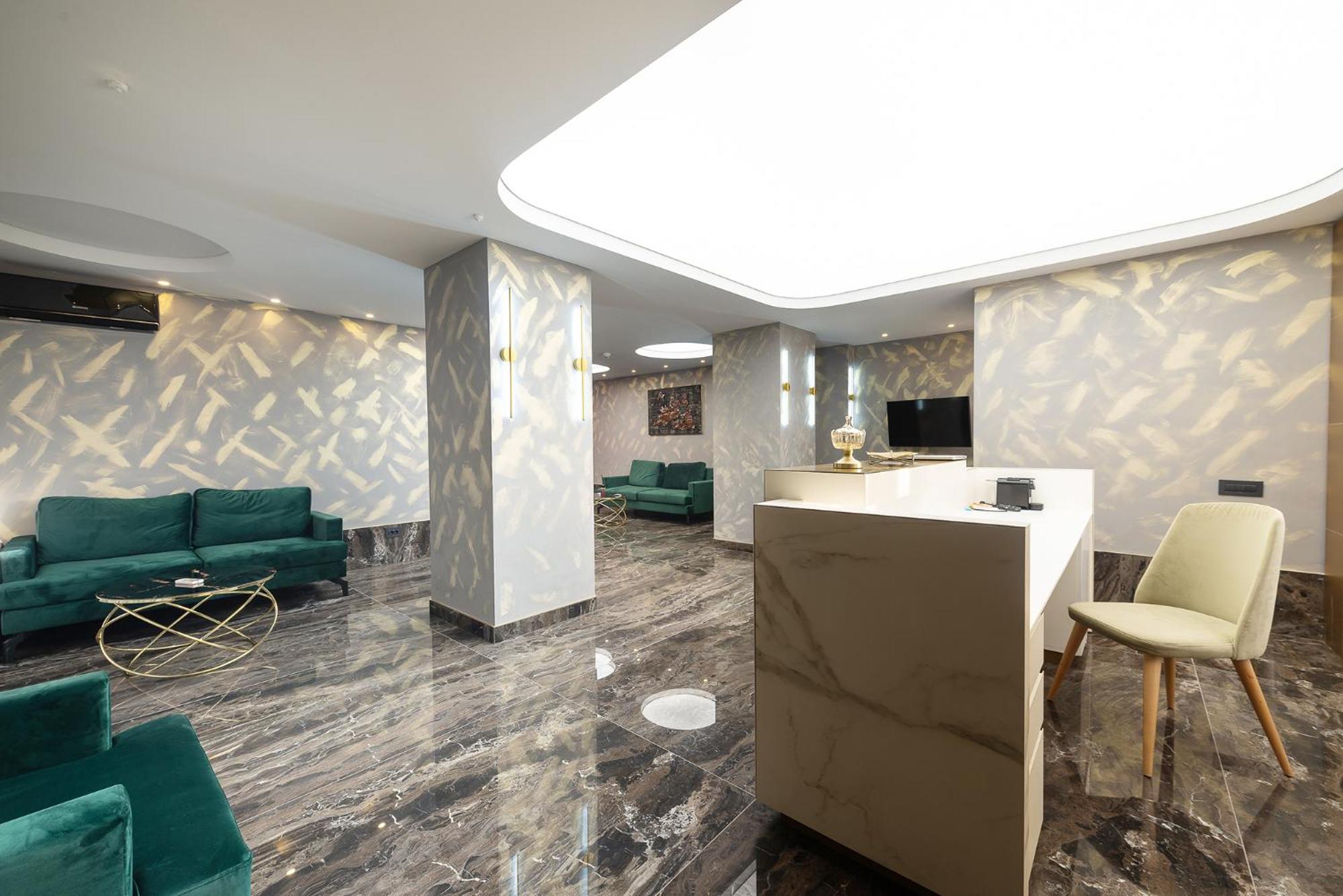 Deluxe King Room - Photo 11
