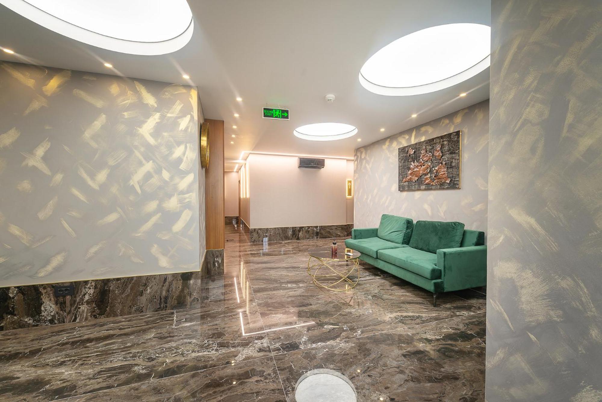 Deluxe King Room - Photo 9