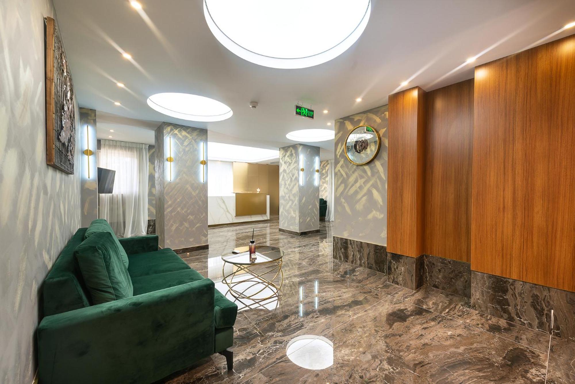 Deluxe King Room - Photo 10