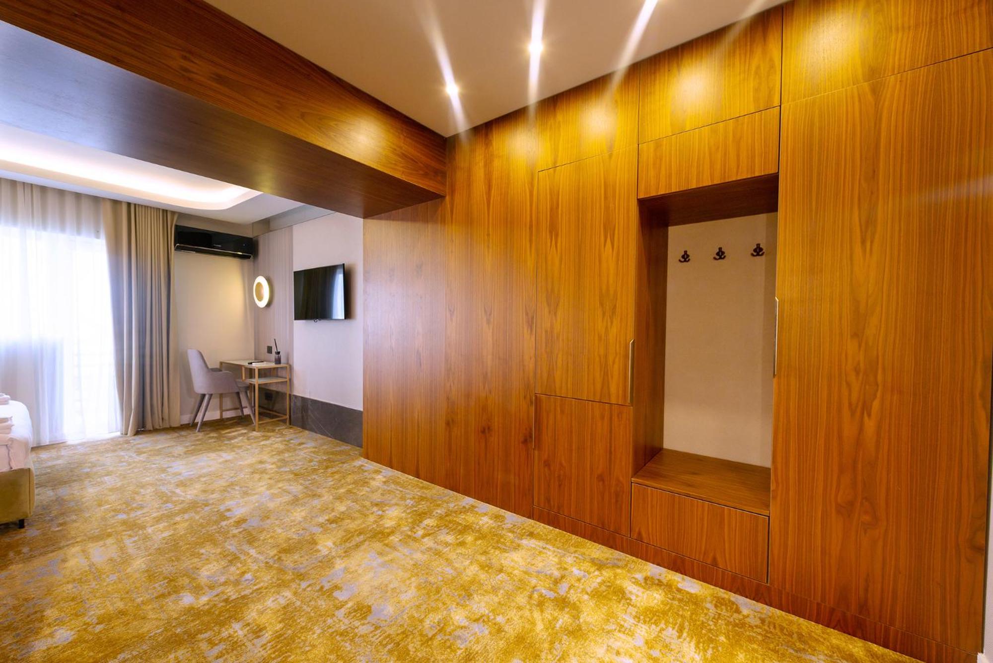 Deluxe King Room - Photo 8