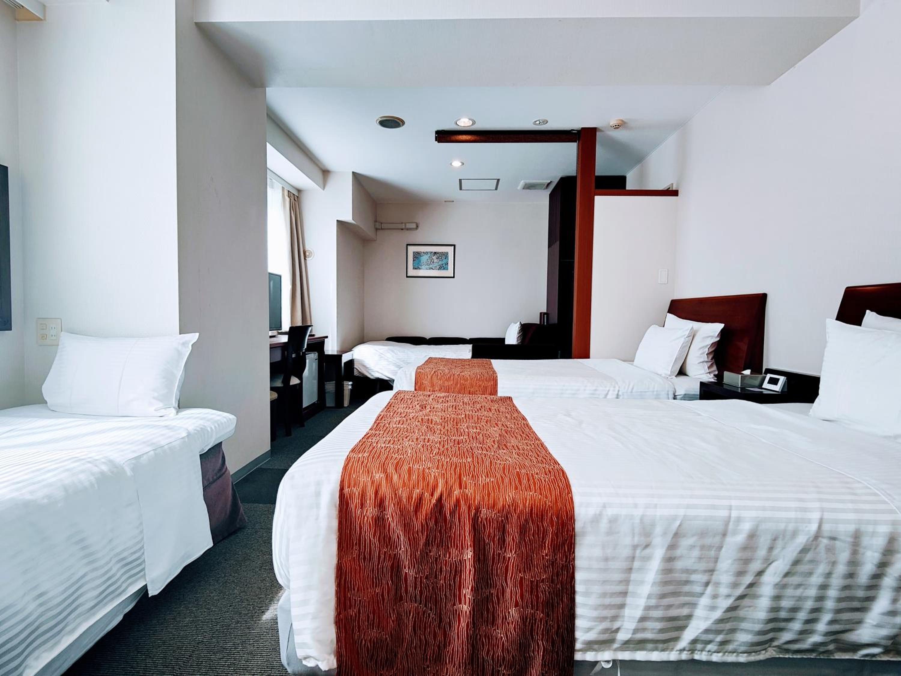 Superior Twin Room With 2 Extra Beds - Non-Smoking