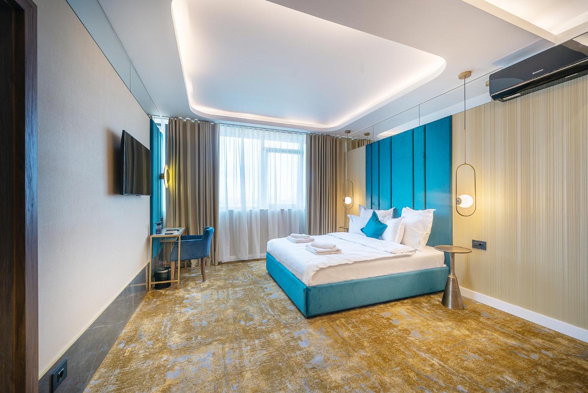 Deluxe King Room - Photo 7