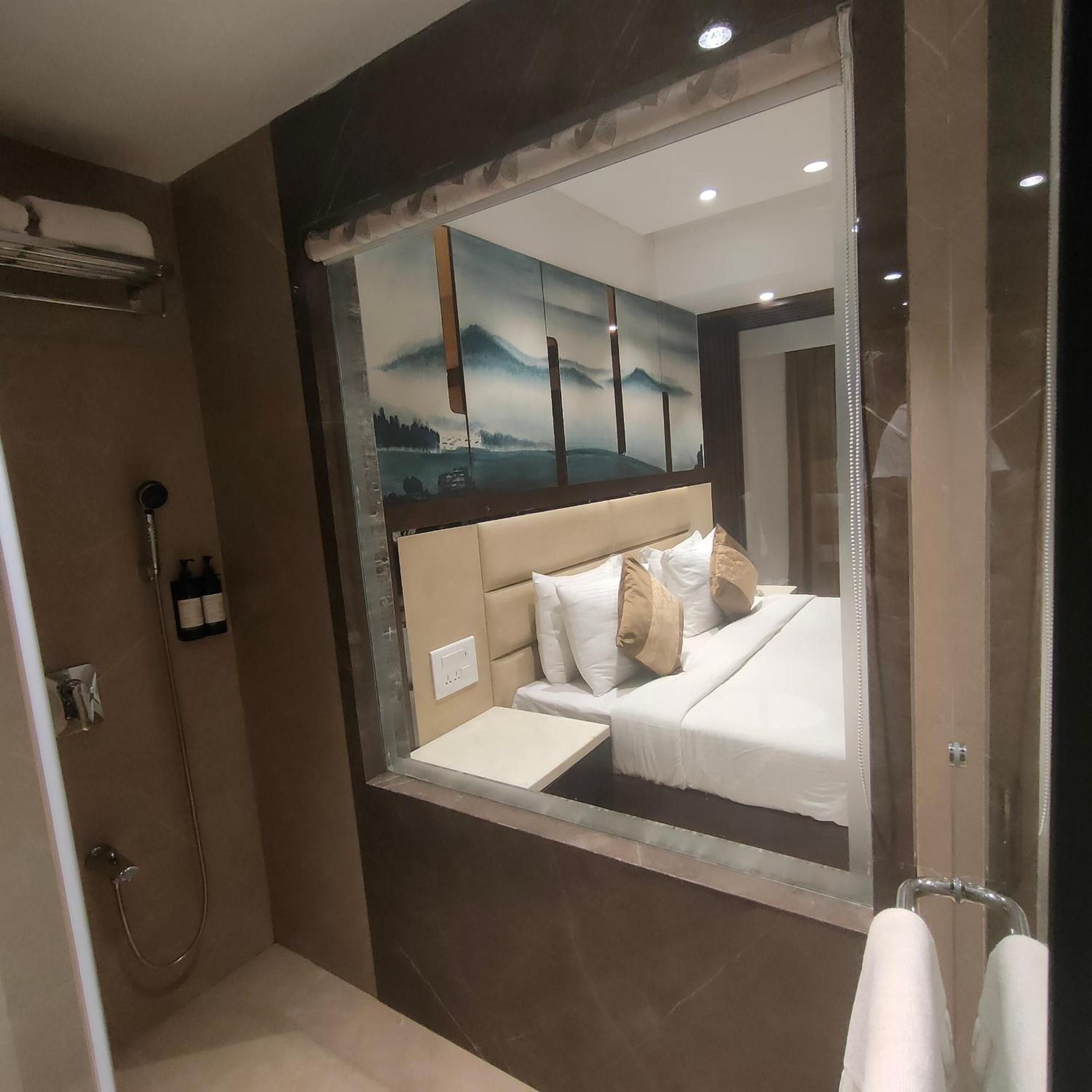 Club Room with Balcony - Photo 9