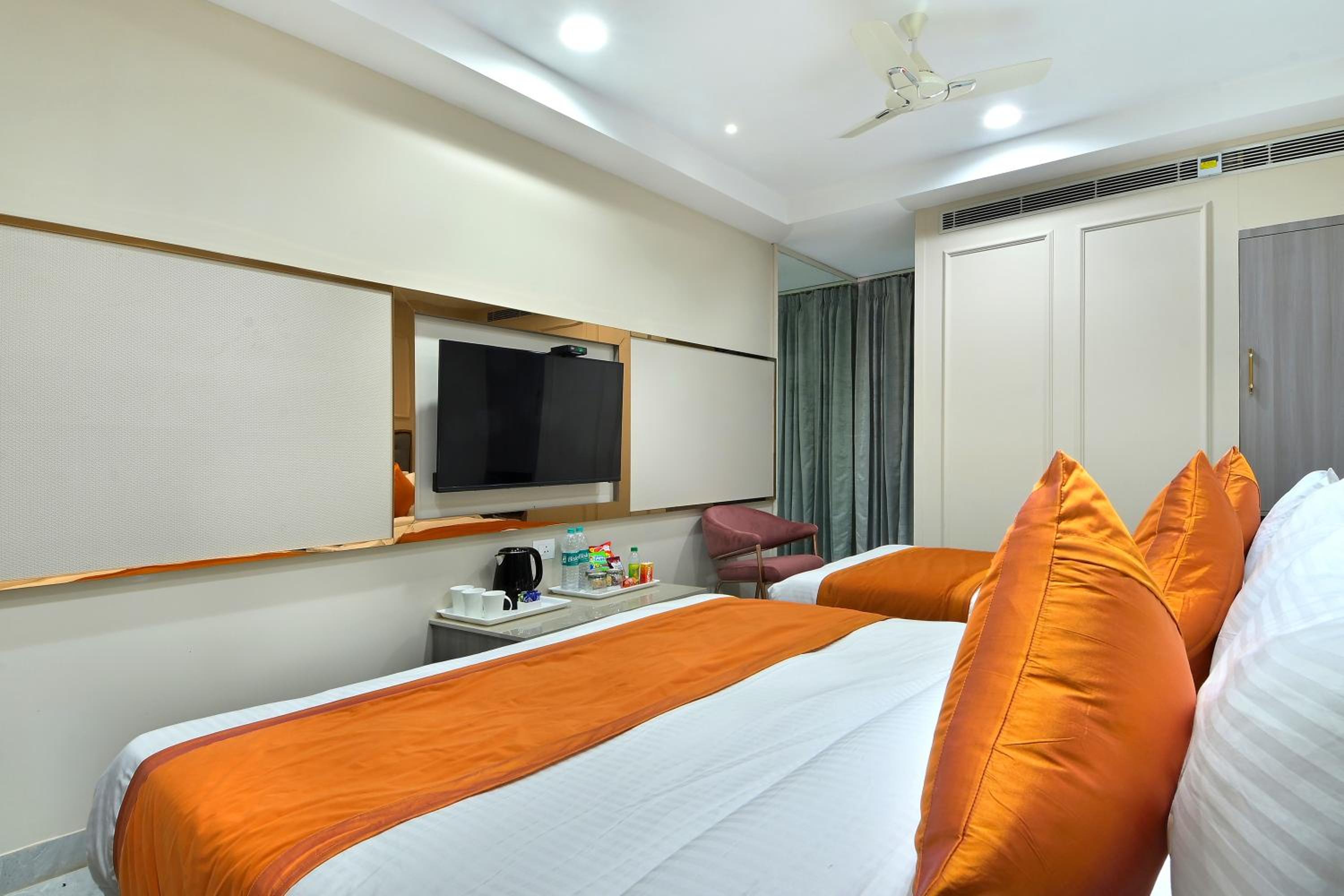 Family Suite Room 1 King Bed + 1 Single Bed photo 1