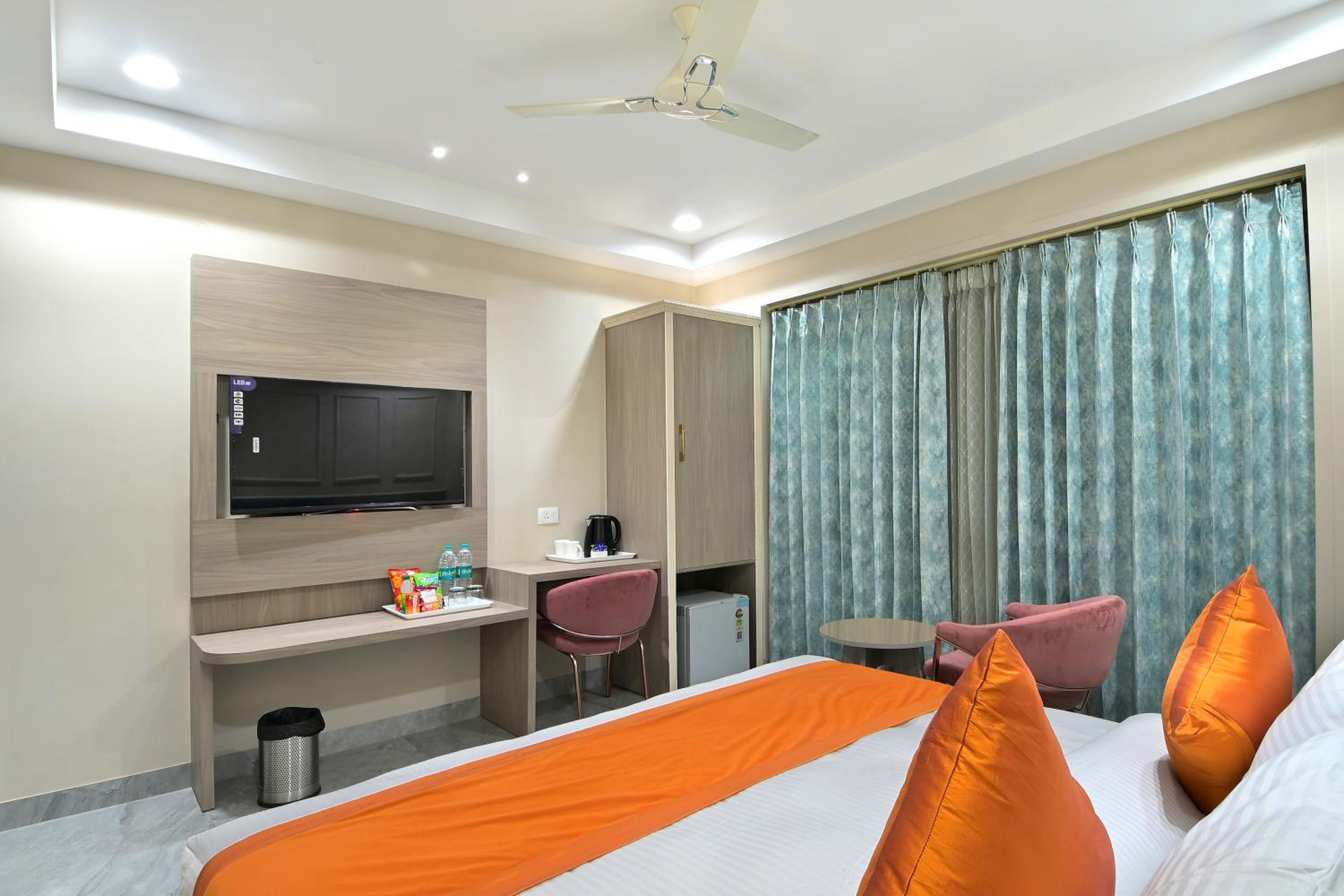 Luxury King Bed Room photo 3
