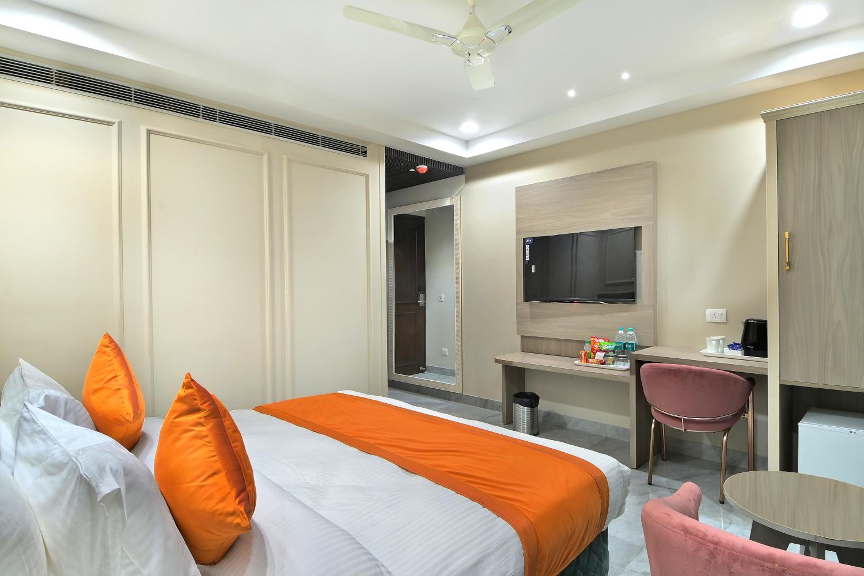 Luxury King Bed Room photo 1
