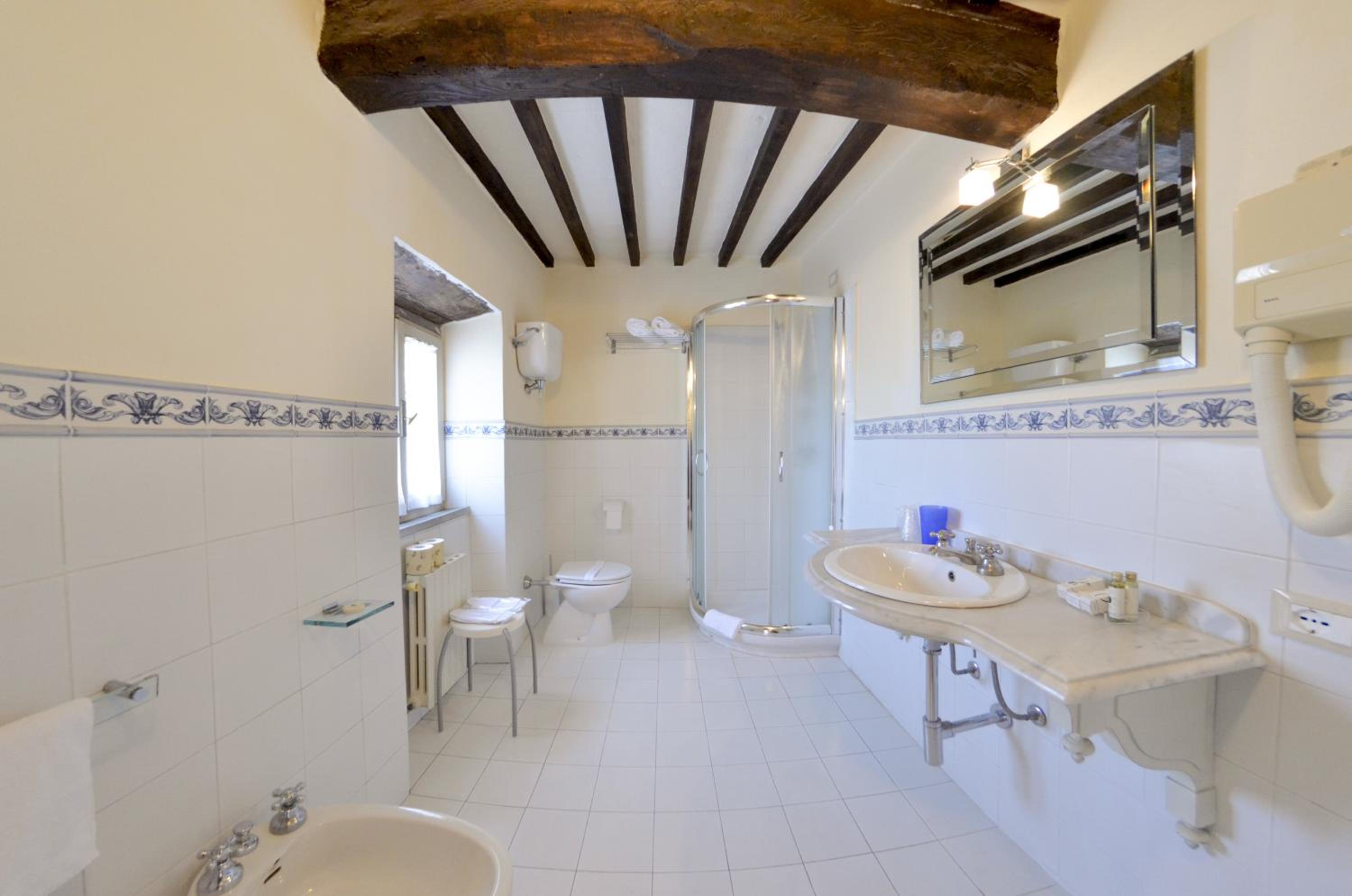 Suite with Balcony - Photo 5