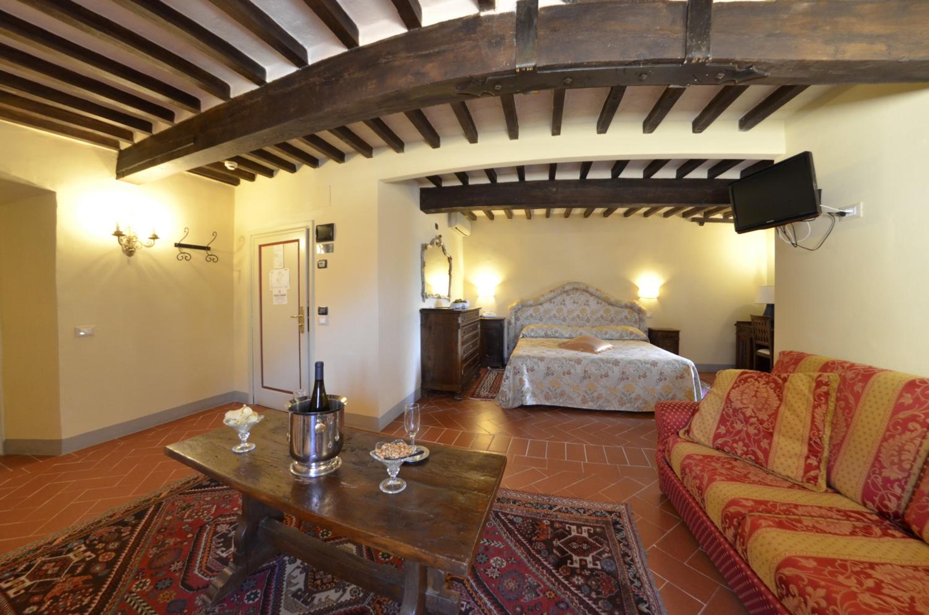 Suite with Balcony - Photo 17