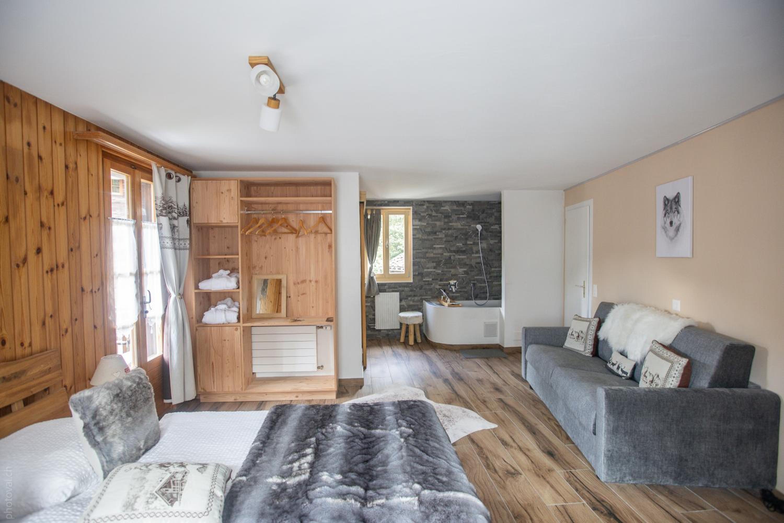 Deluxe Suite with Spa Bath photo 2