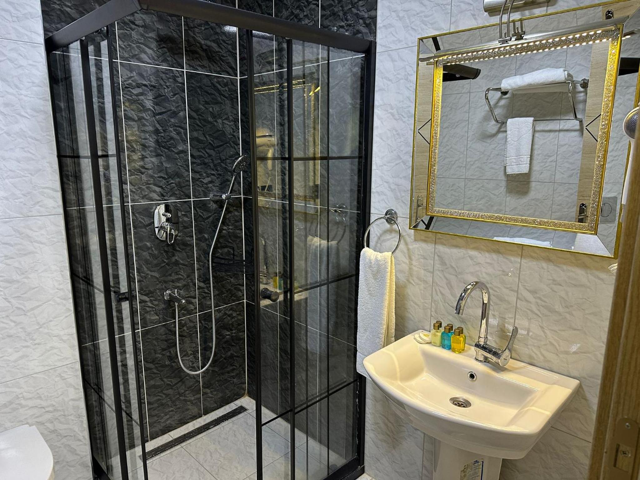 Double or Twin Room - Photo 17