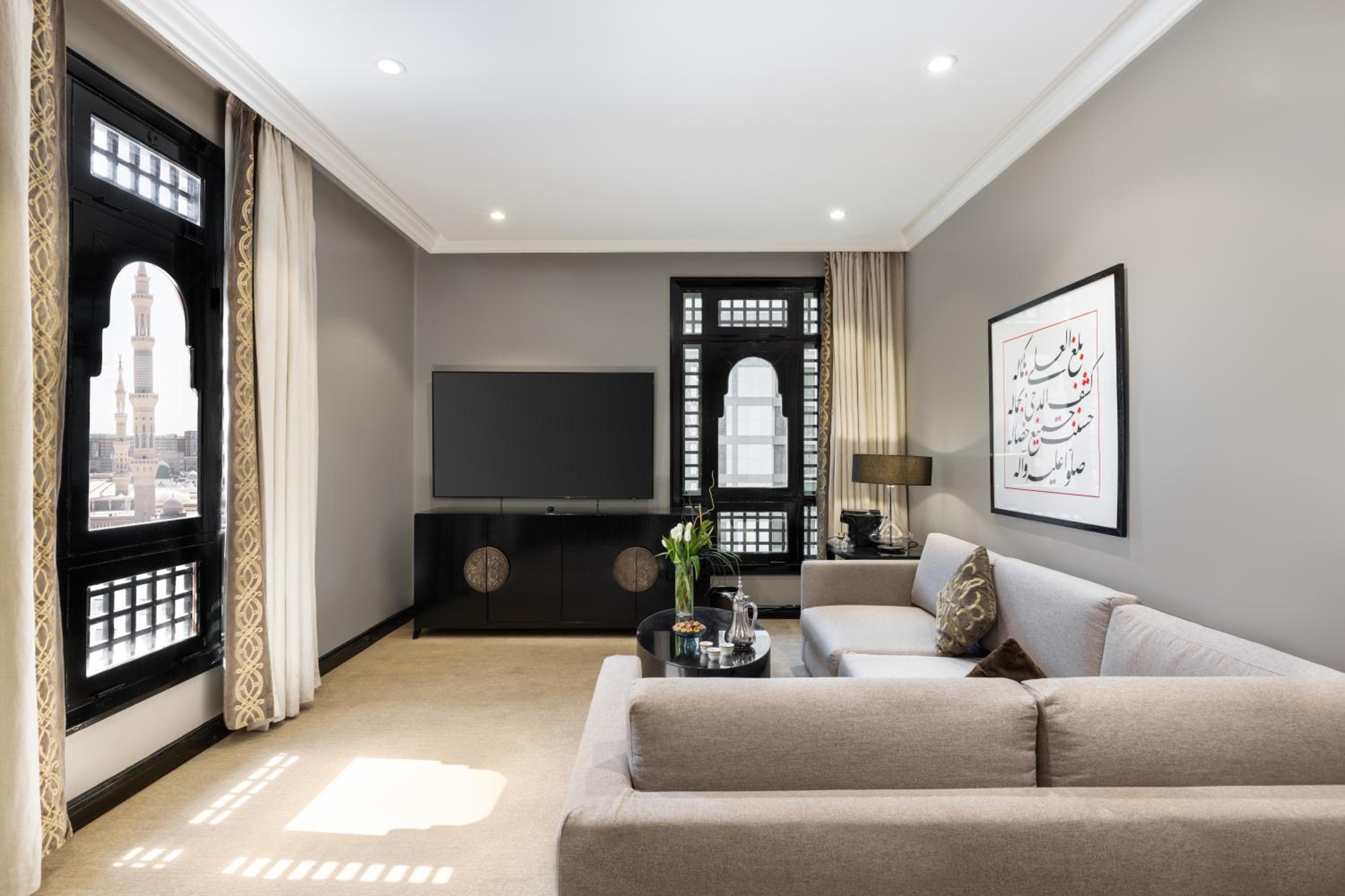 Three-Bedroom Presidential Suite with Haram View photo 2