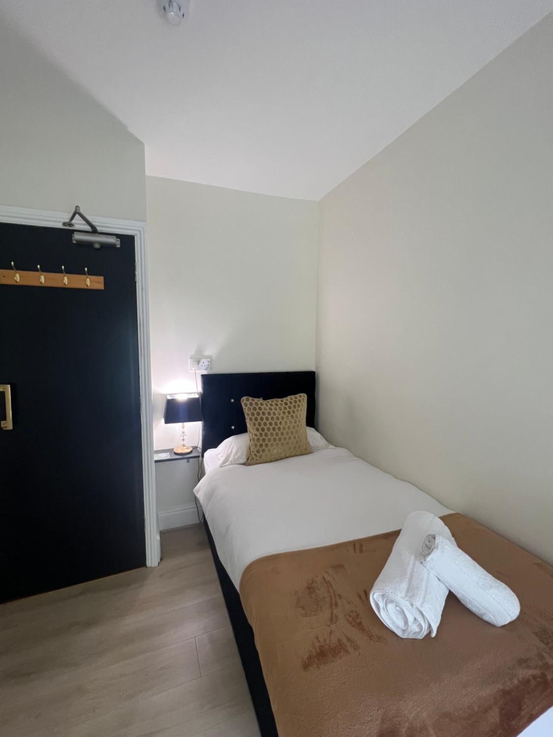 Single Room with Shared Shower and Toilet photo 1