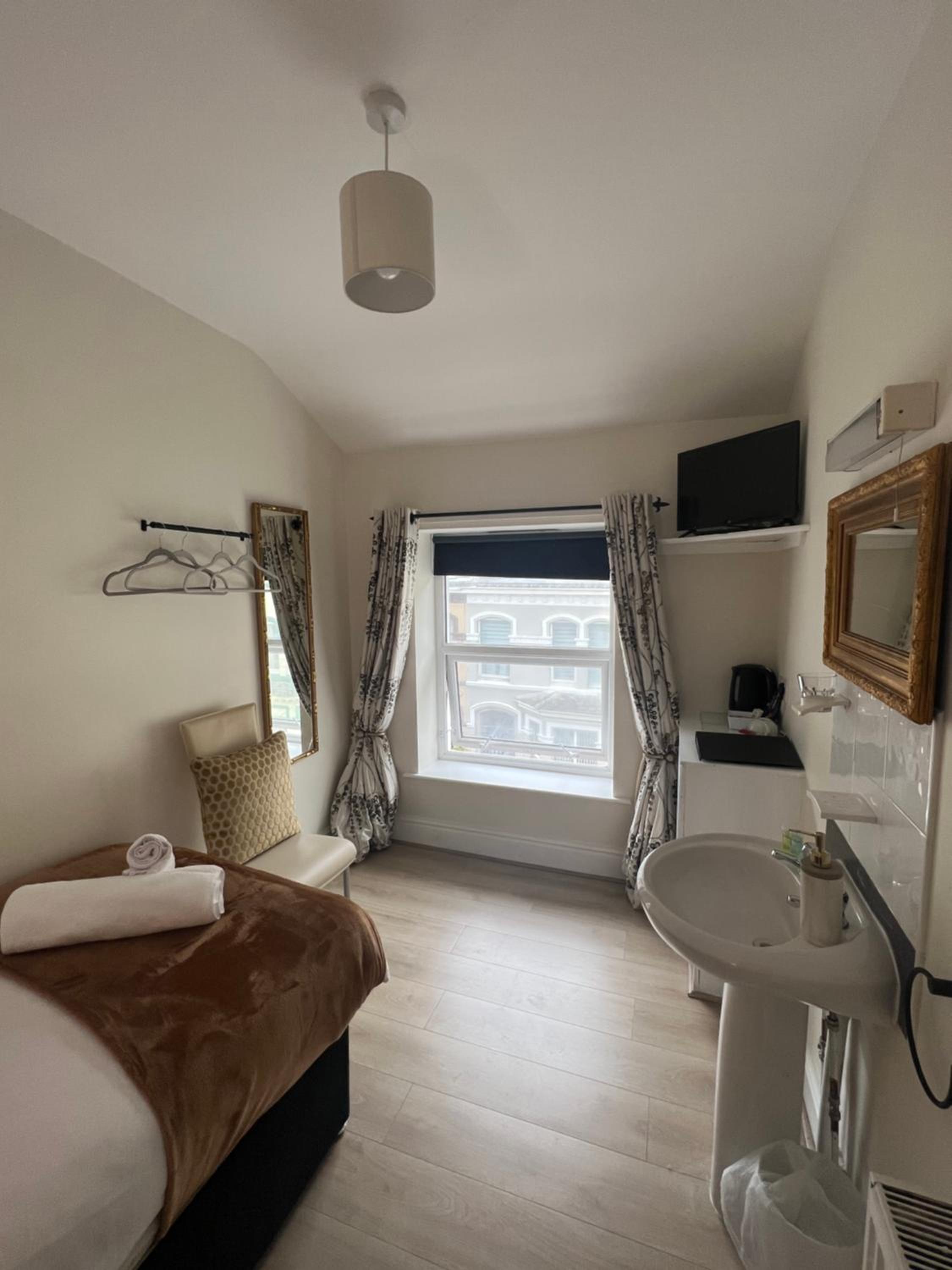 Single Room with Shared Shower and Toilet photo 2