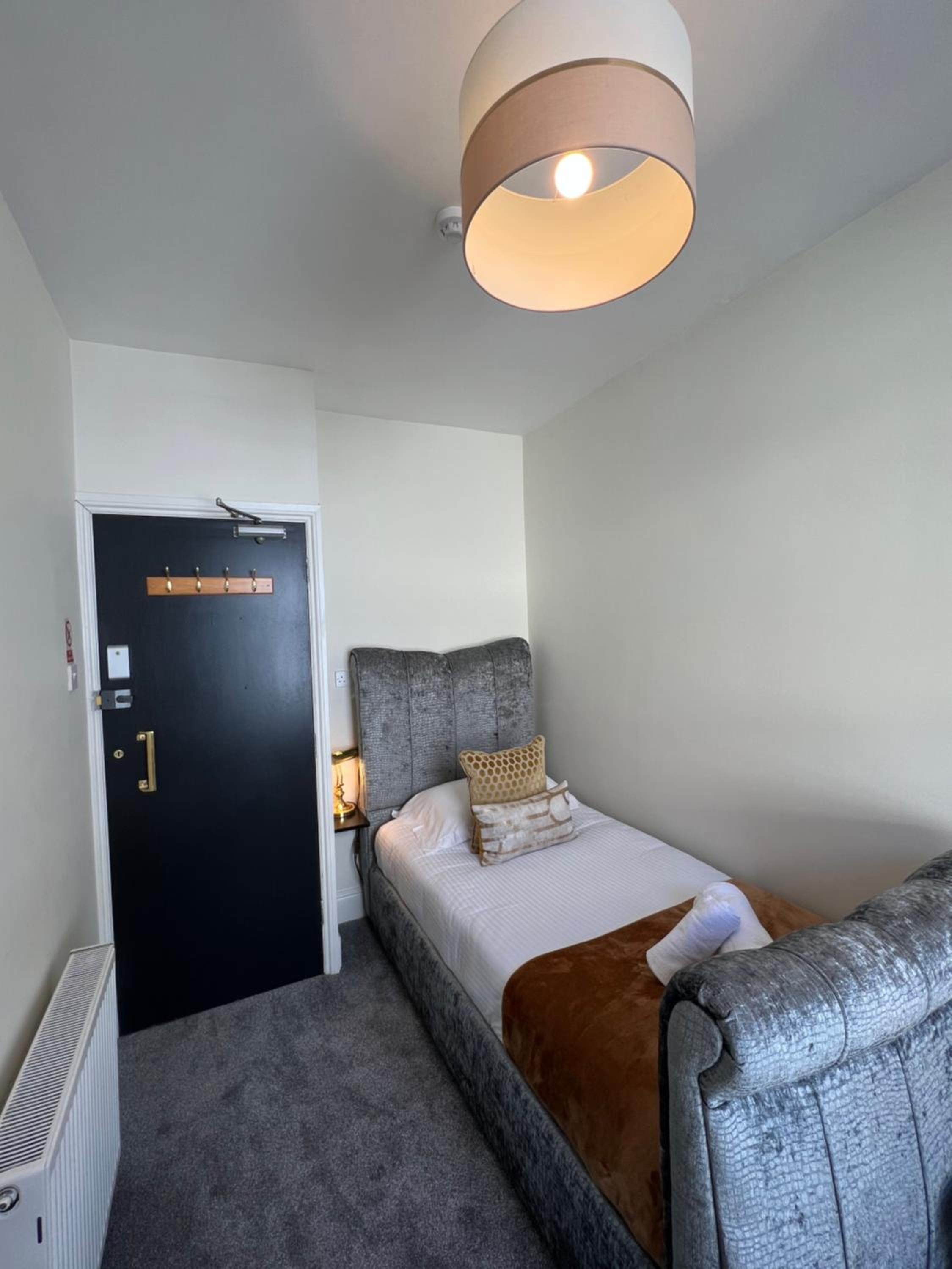 Single Room with Shared Shower and Toilet photo 1