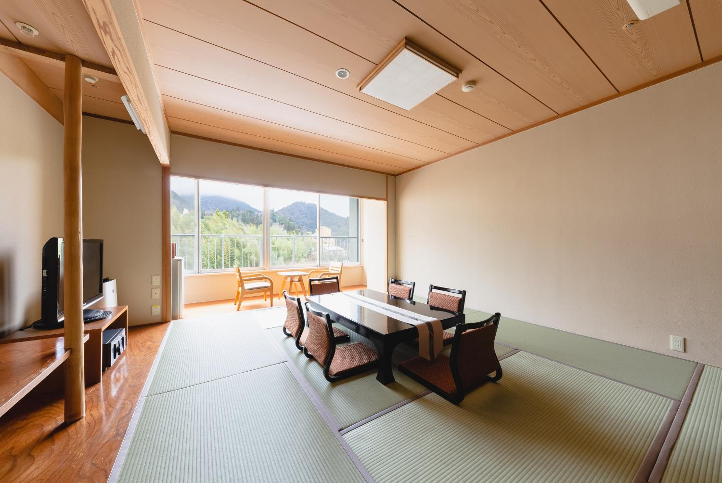 Value Room - Breakfast Included