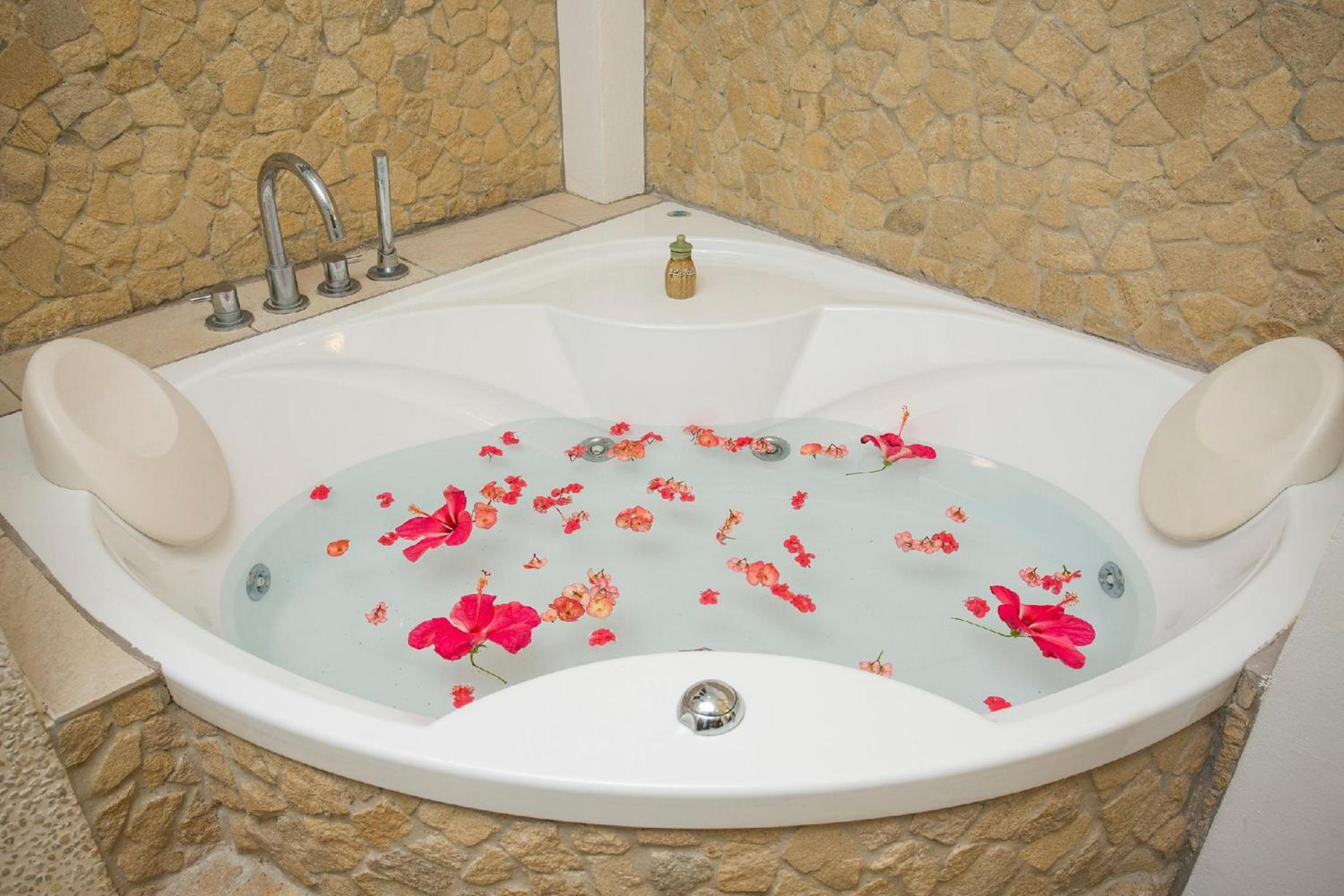 2 Bedroom Family Suite with Jacuzzi - Photo 10