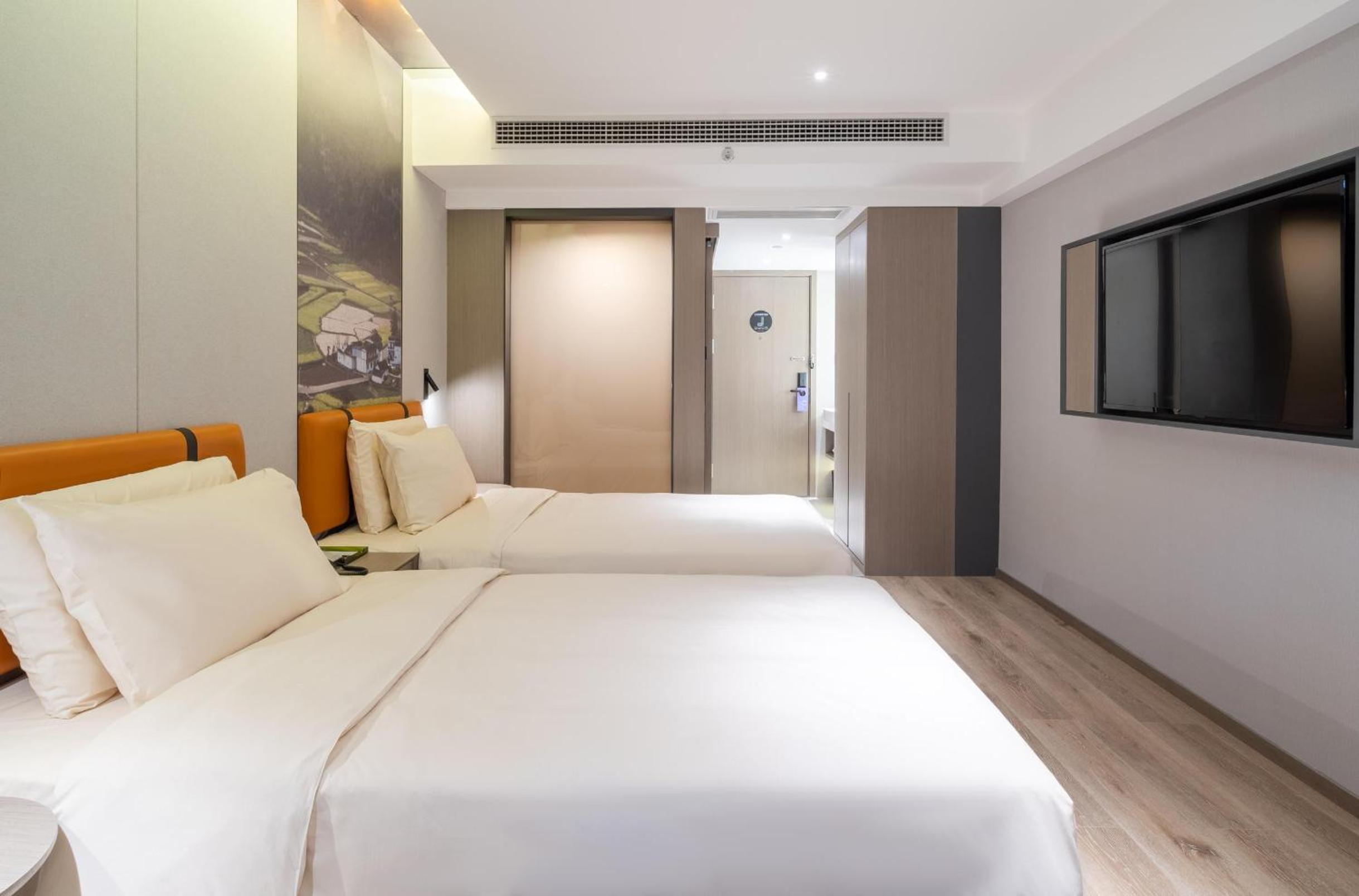 Light Twin Room photo 1