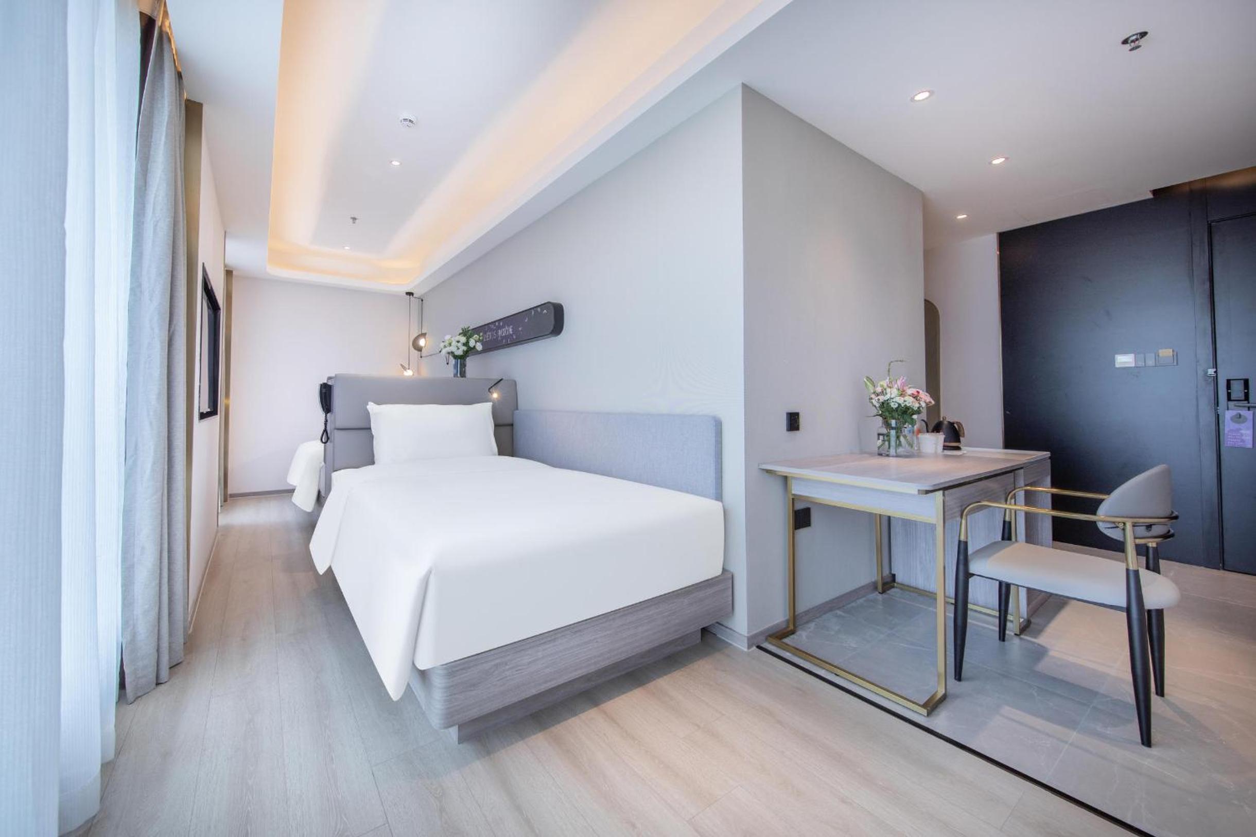 Light Twin Room with Inner Window
