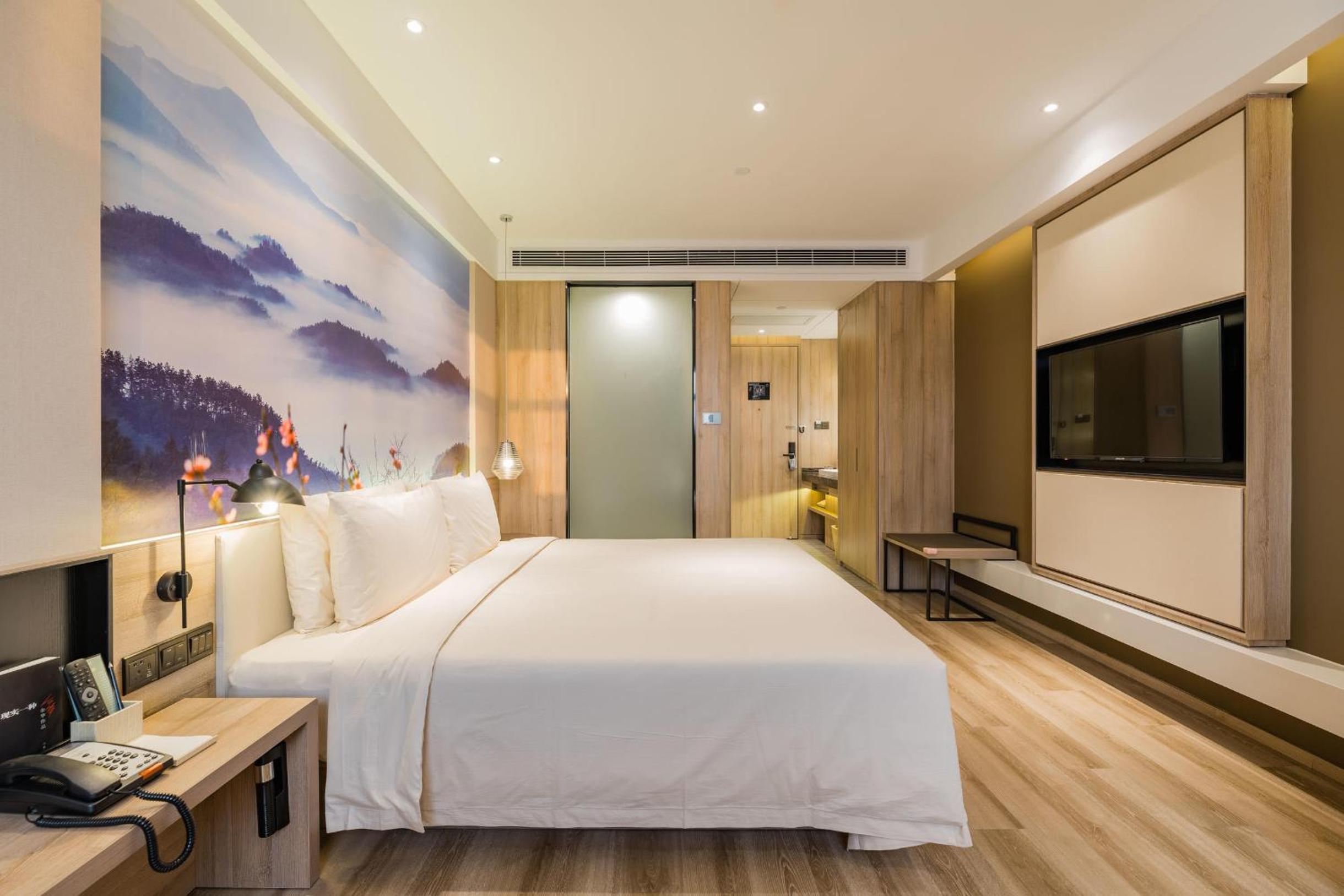 Elegant Double Room with Inner Window photo 3