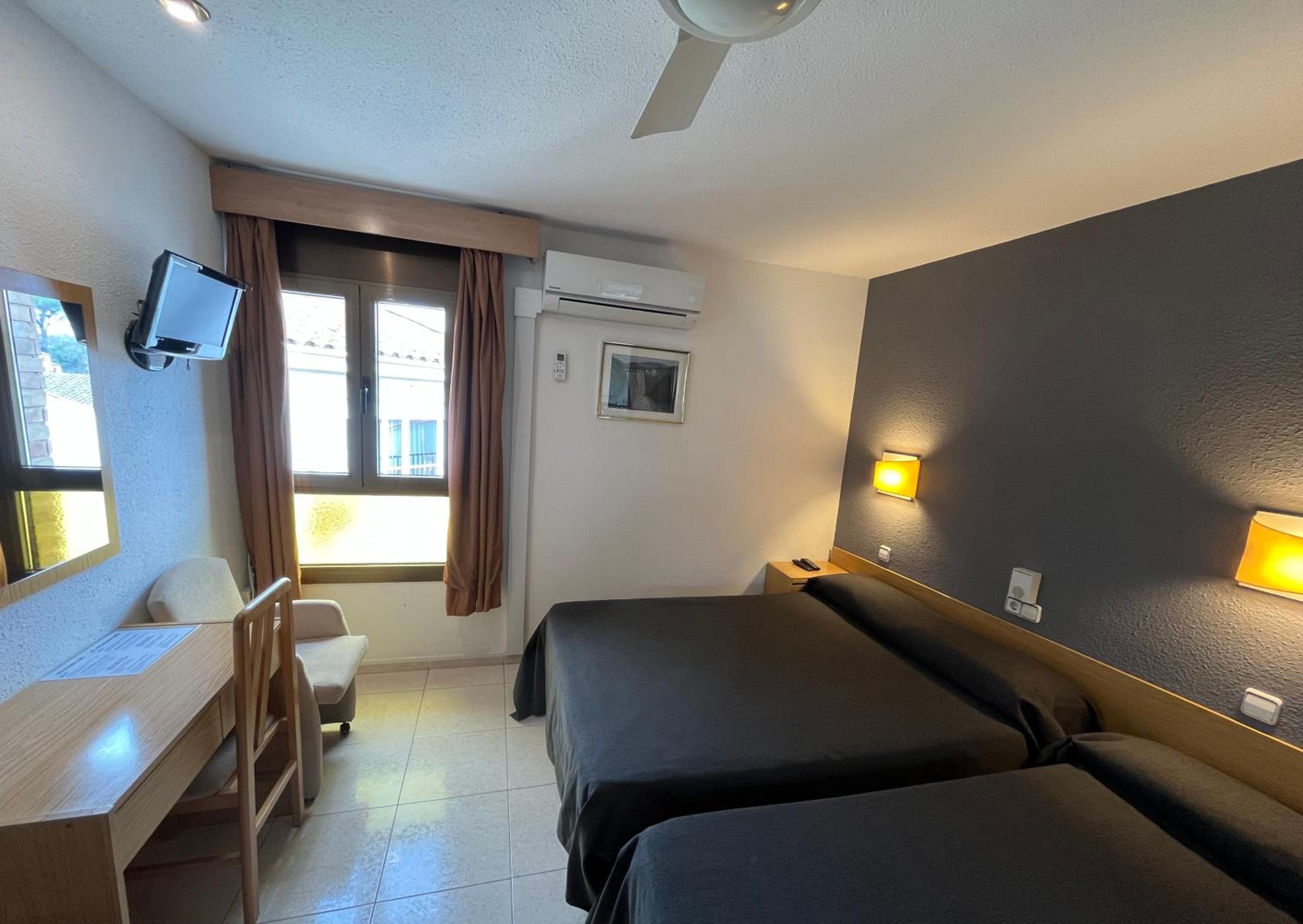 Triple Room with Bath - Photo 6