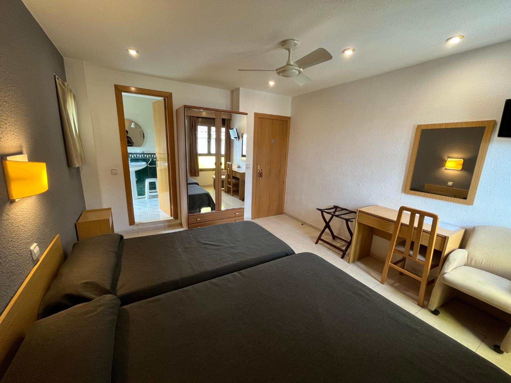 Triple Room with Bath - Photo 7