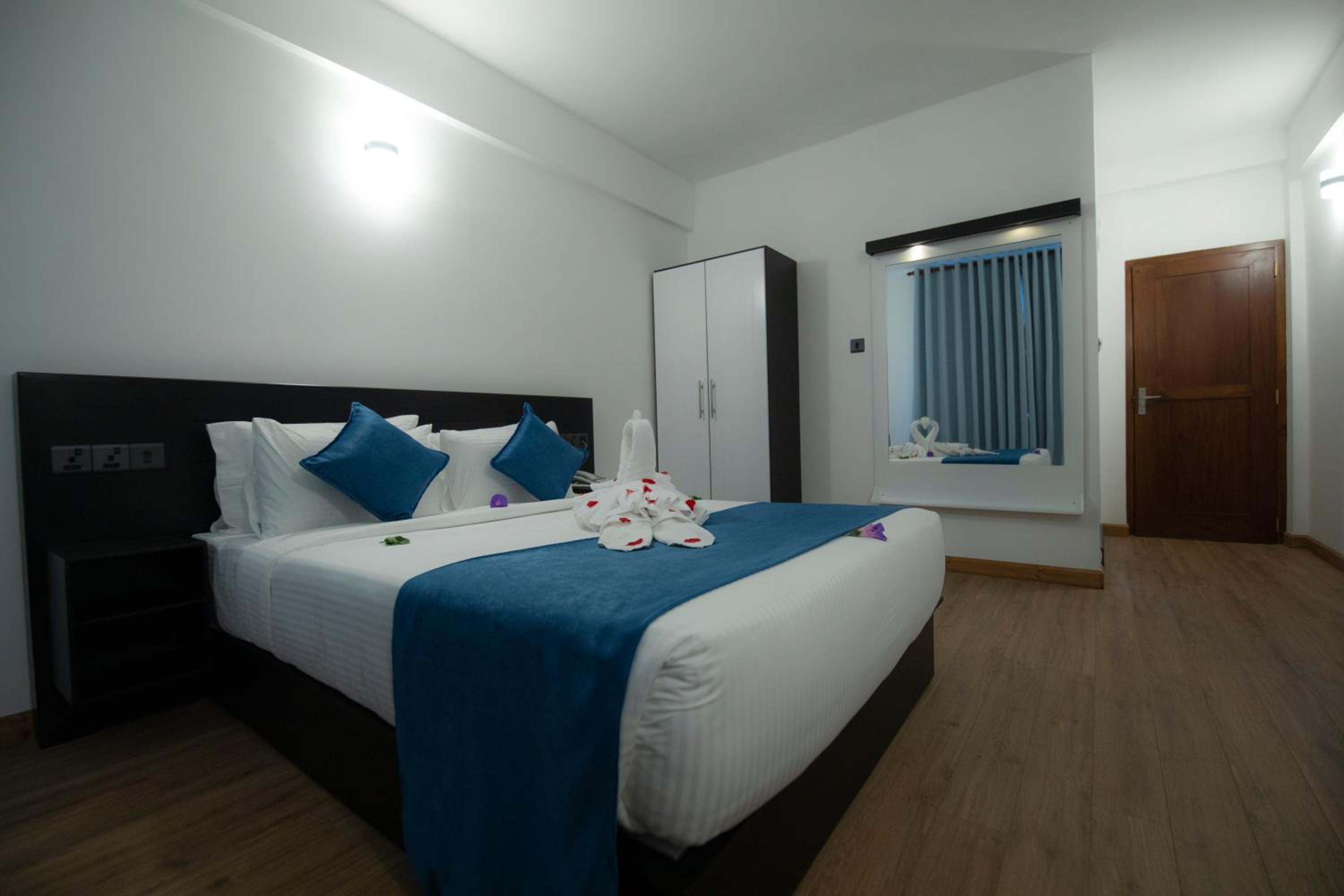 Deluxe Double Room with Balcony - Photo 4