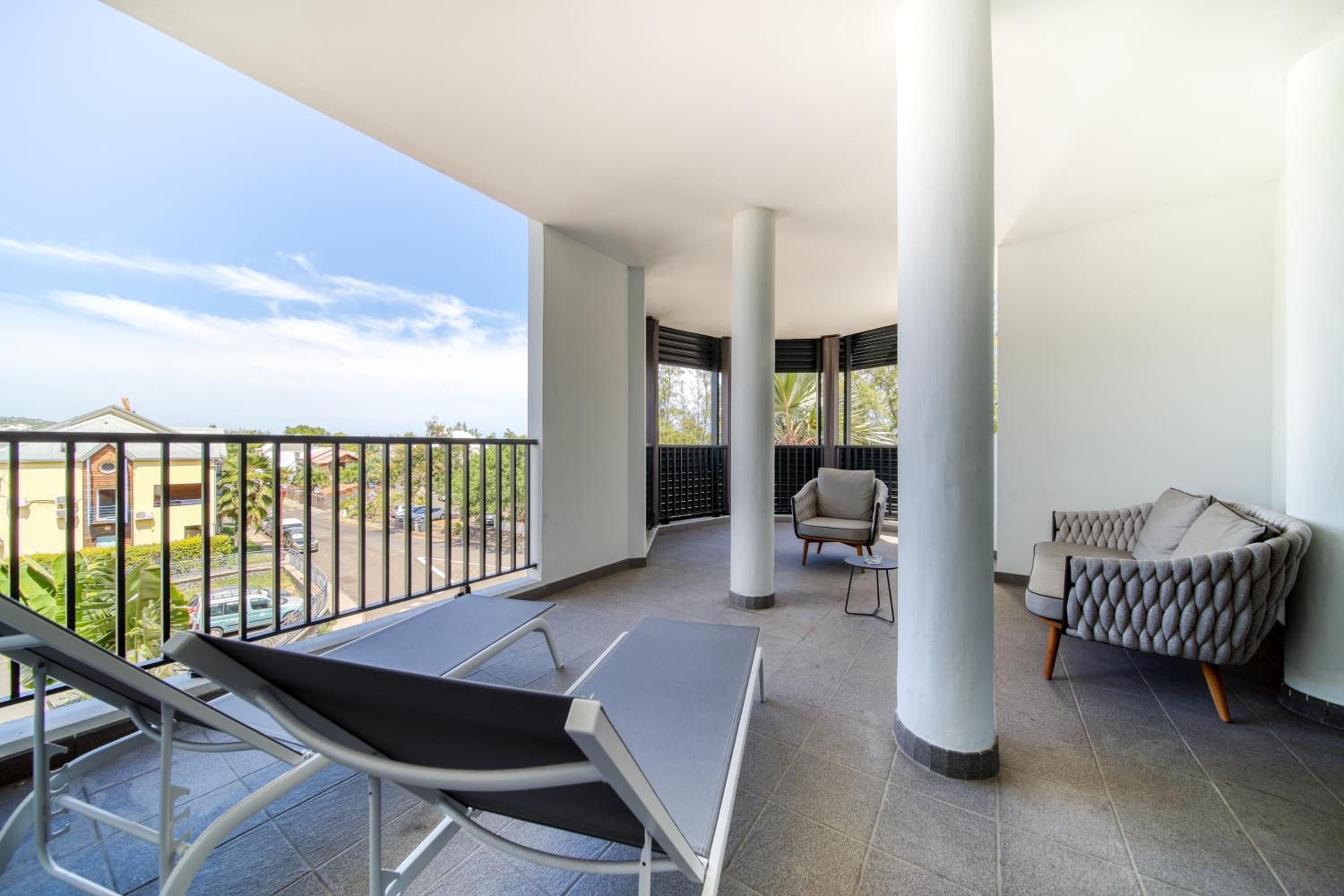 One-Bedroom Apartment with Sea View