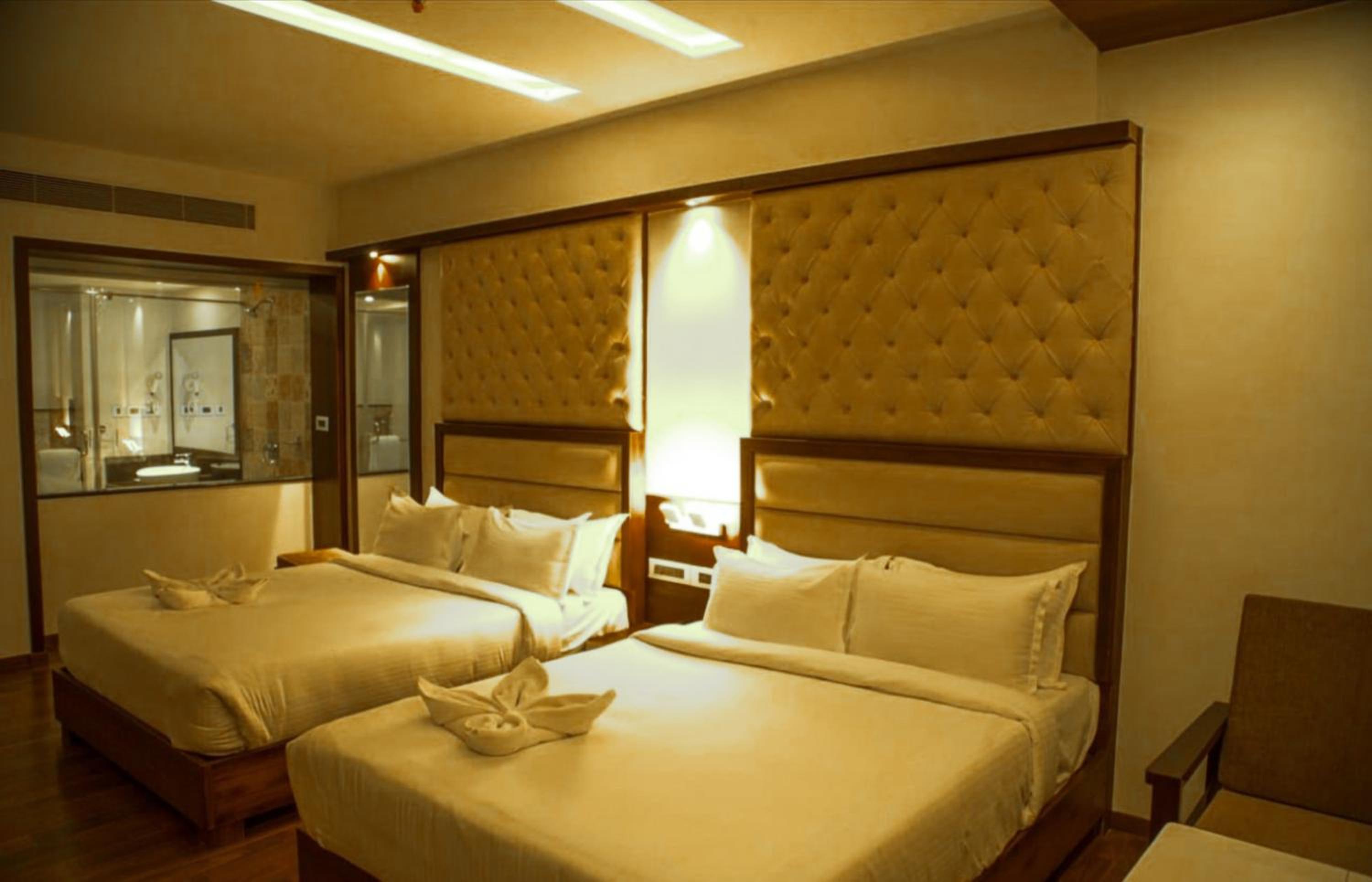 Club Room Two Queen Beds - Photo 10