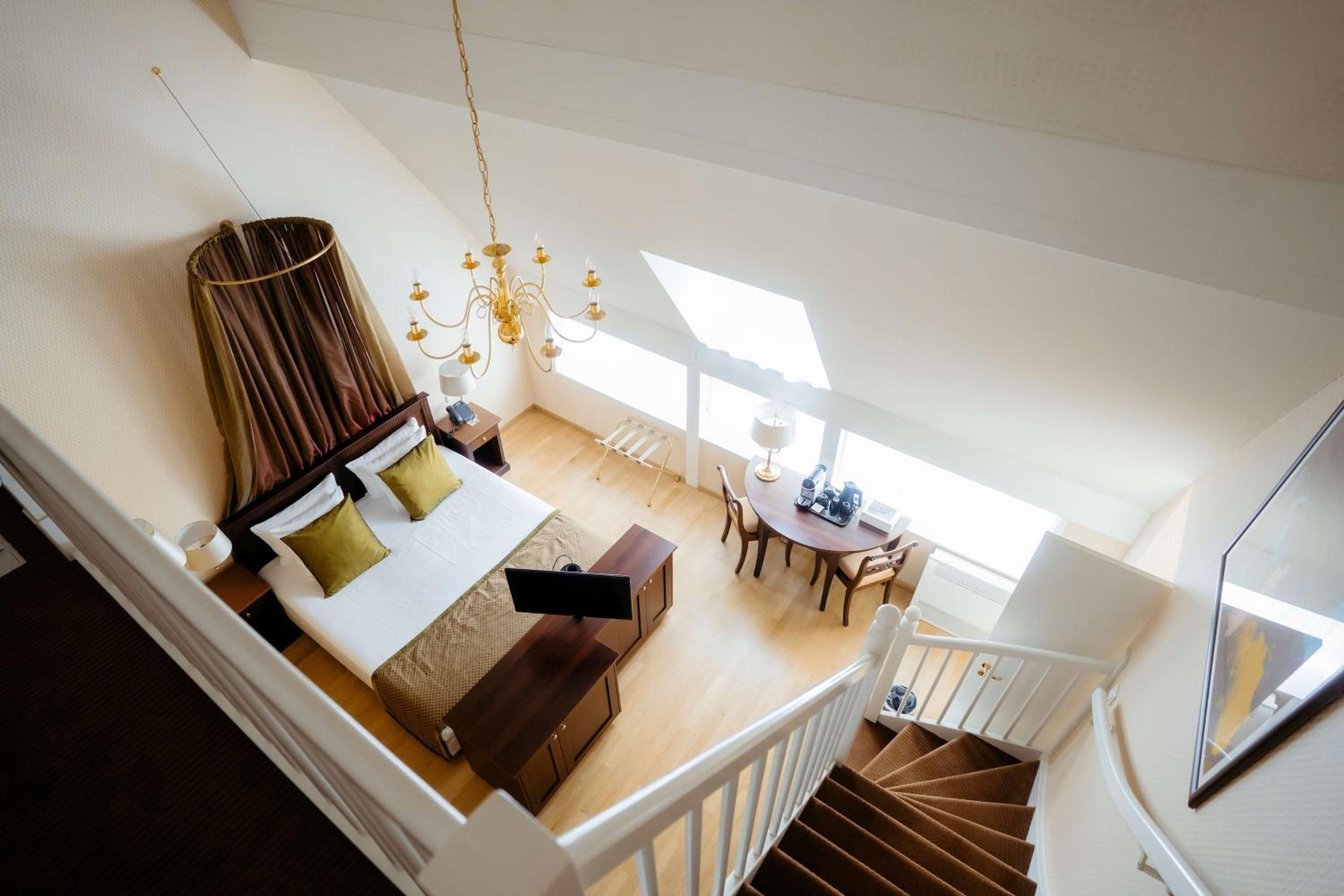 Luxury Split Level Double - Photo 1