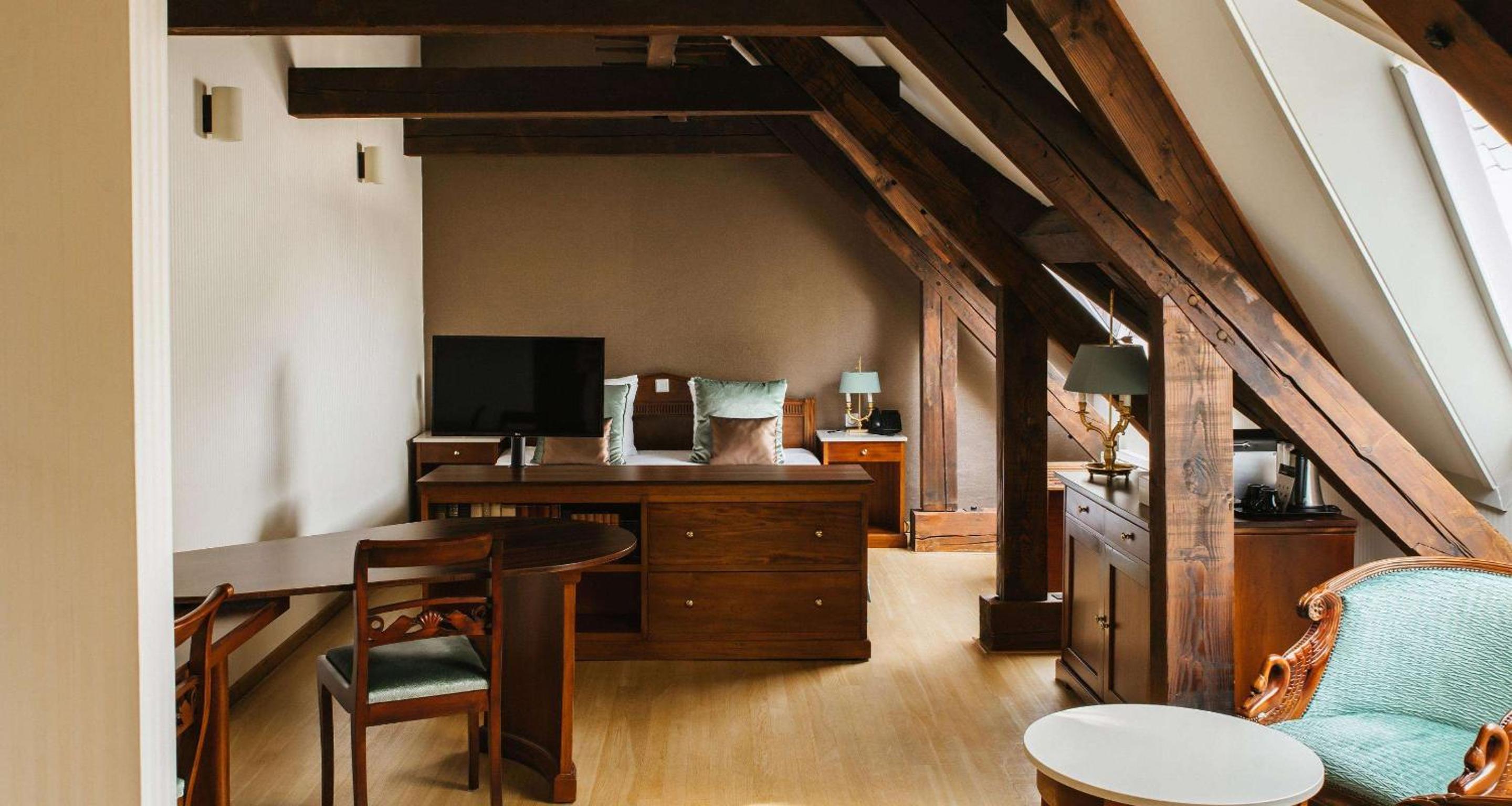 Cozy, Wooden Empire Double - Photo 1