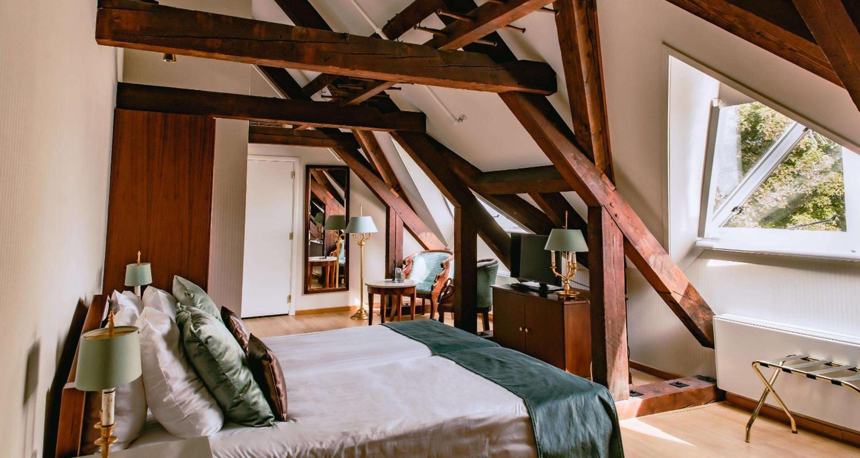 Cozy, Wooden Empire Twin