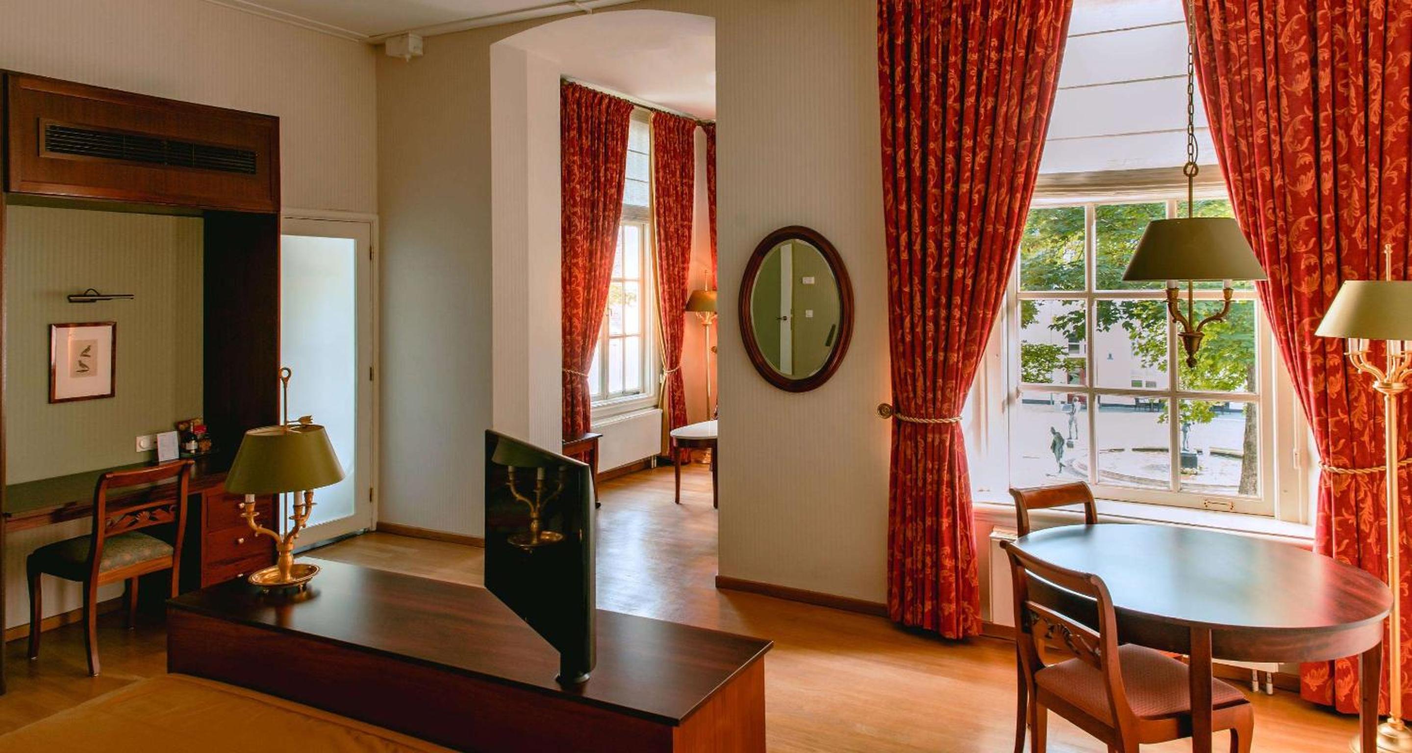 Empire Suite - Photo 1