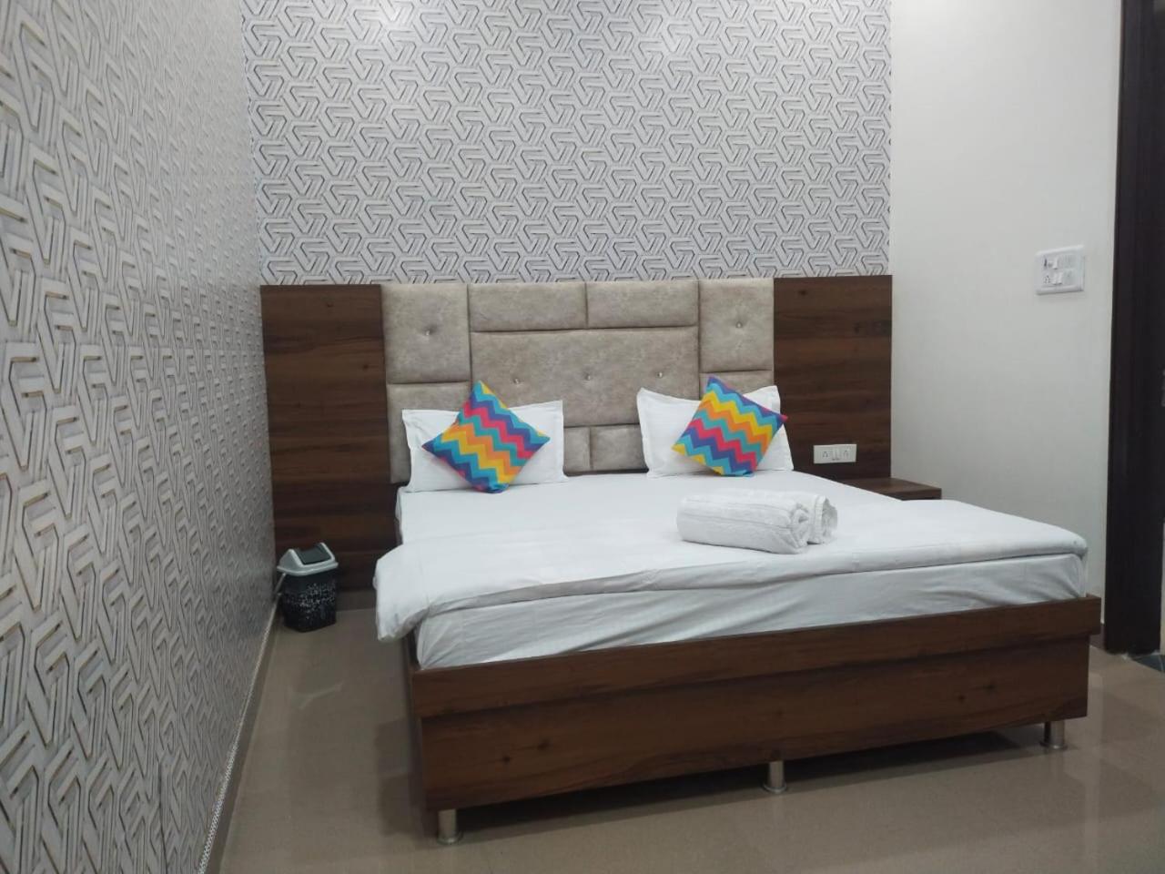 Premium Private A/C Room with Ensuite Bathroom - Photo 1