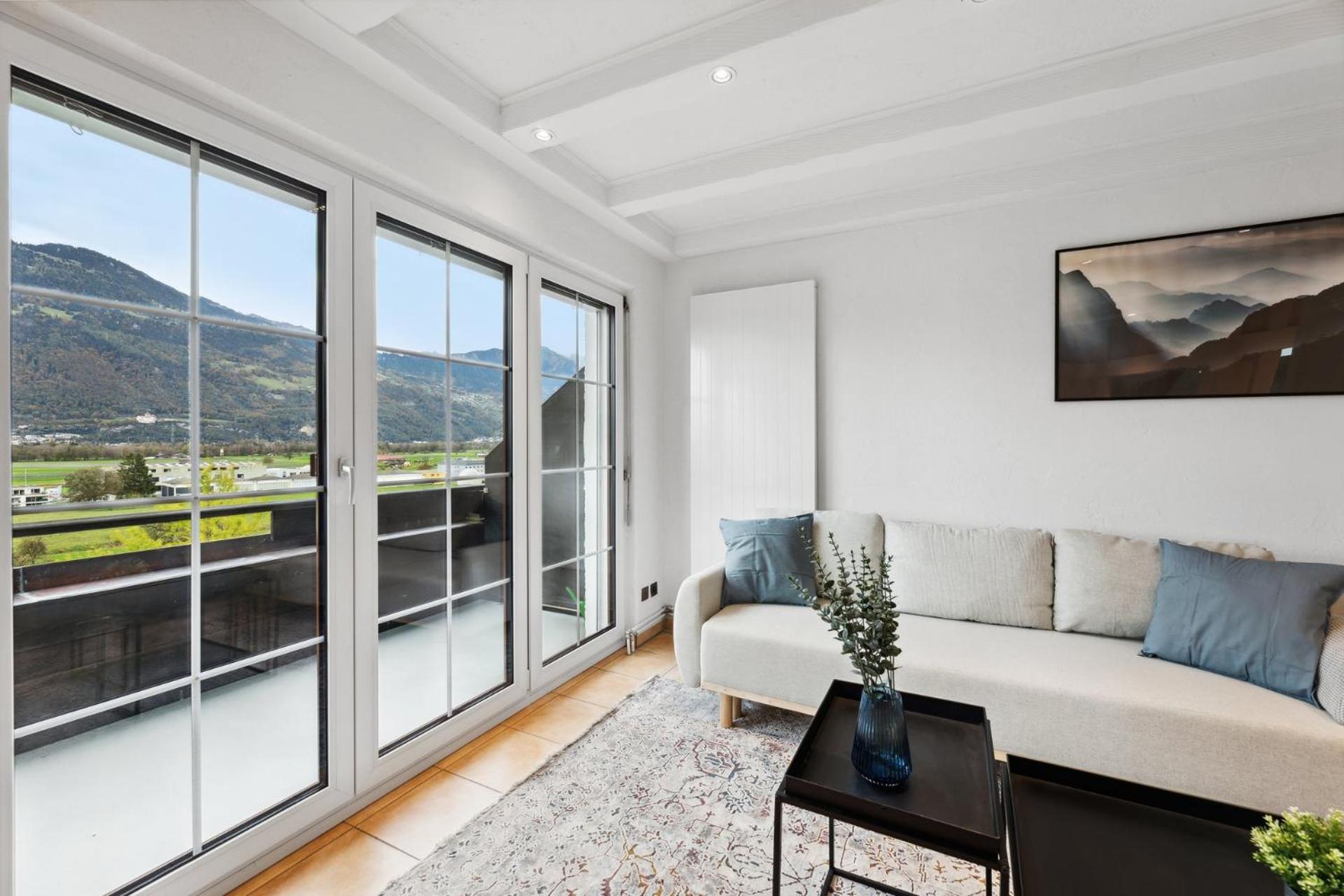 Apartment with Mountain View
