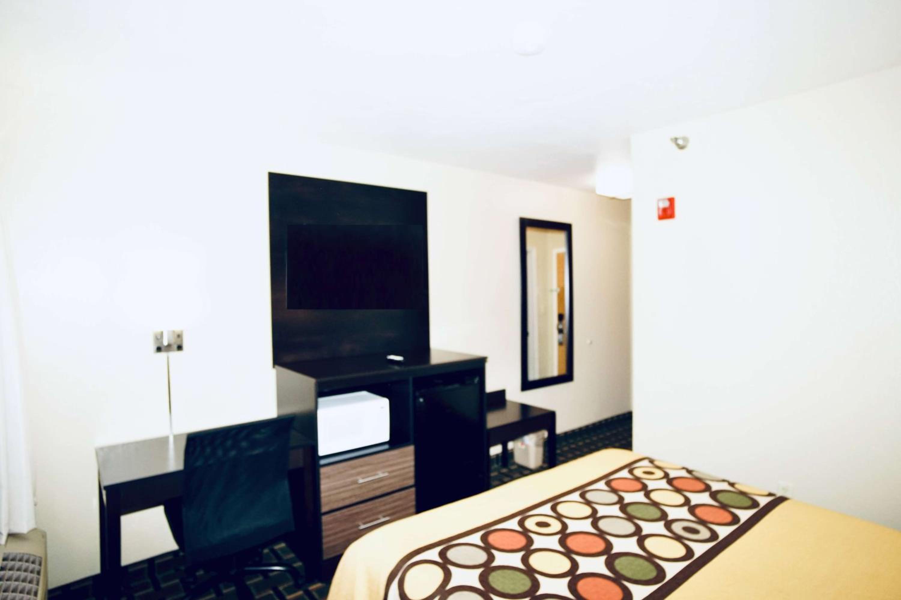 Queen Room - Non-Smoking - Photo 1