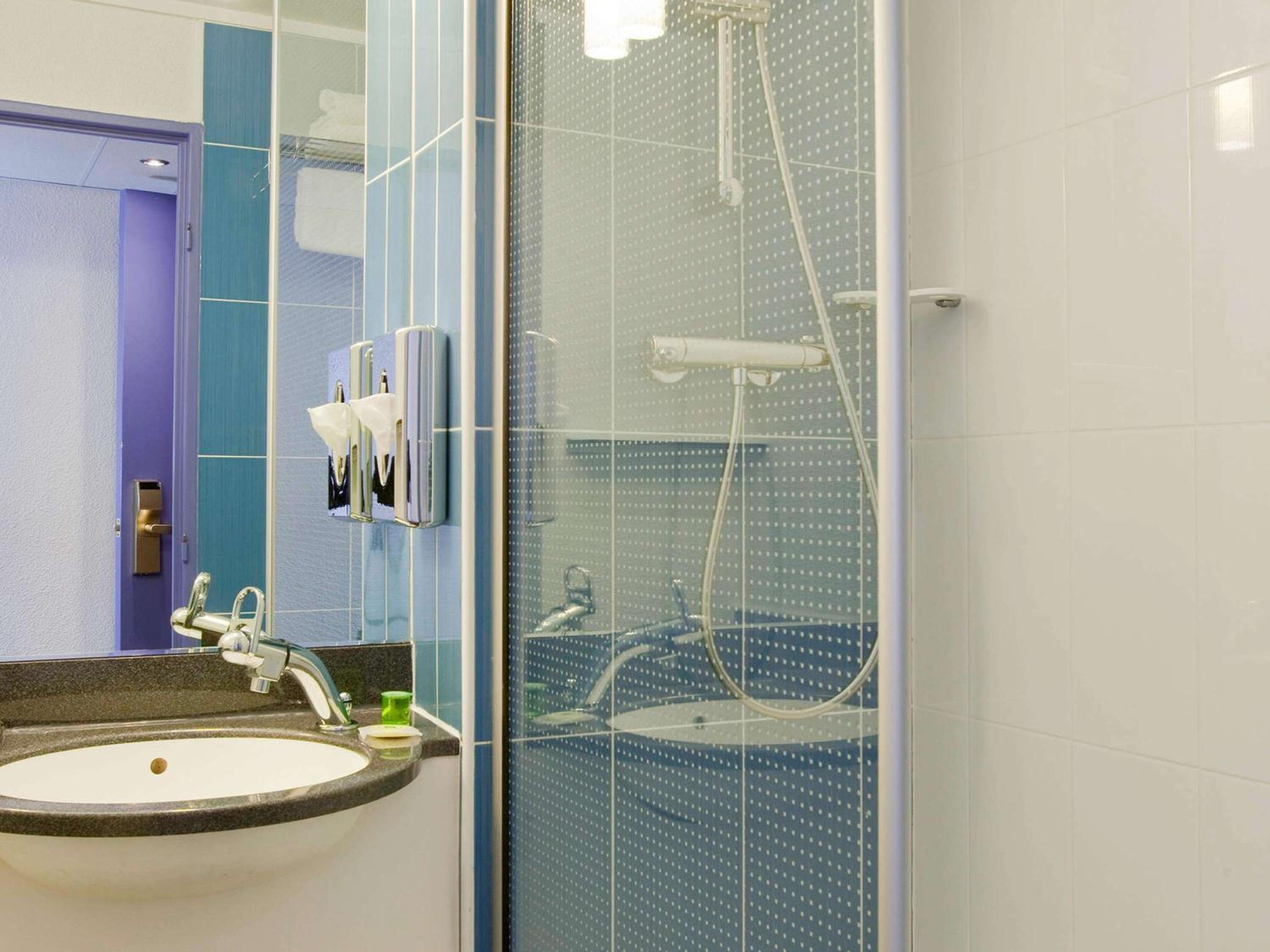 Standard Family Suite with Two Connecting Rooms - Photo 2