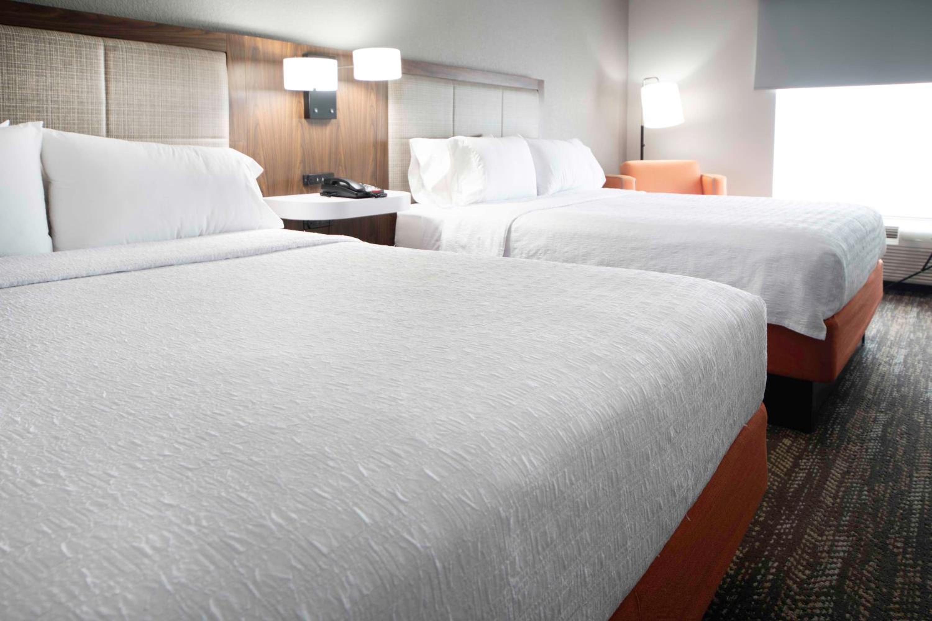 Room with Two Queen Beds - Non-Smoking - Photo 7