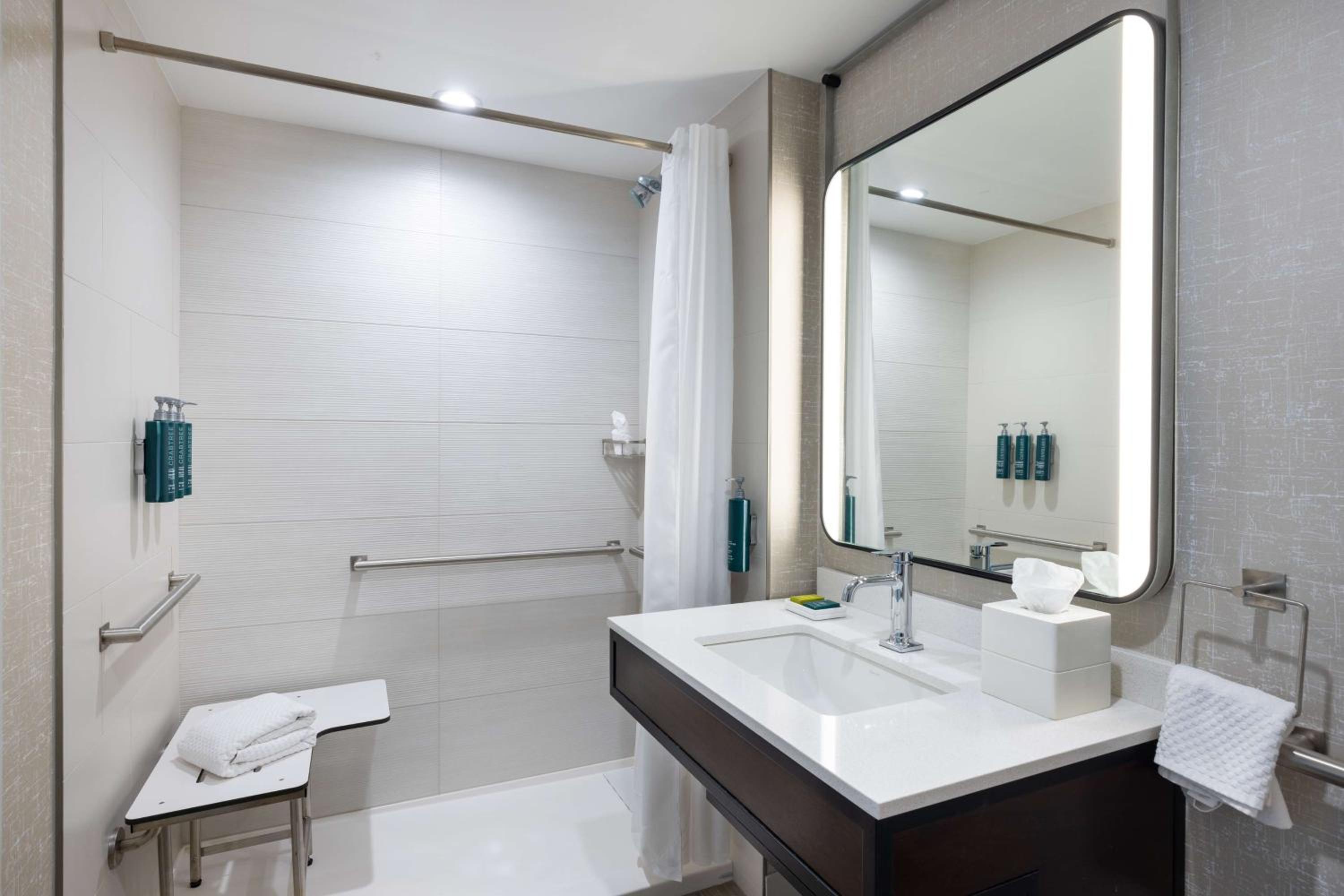 Deluxe King Room - Mobility Accessible - Photo 4