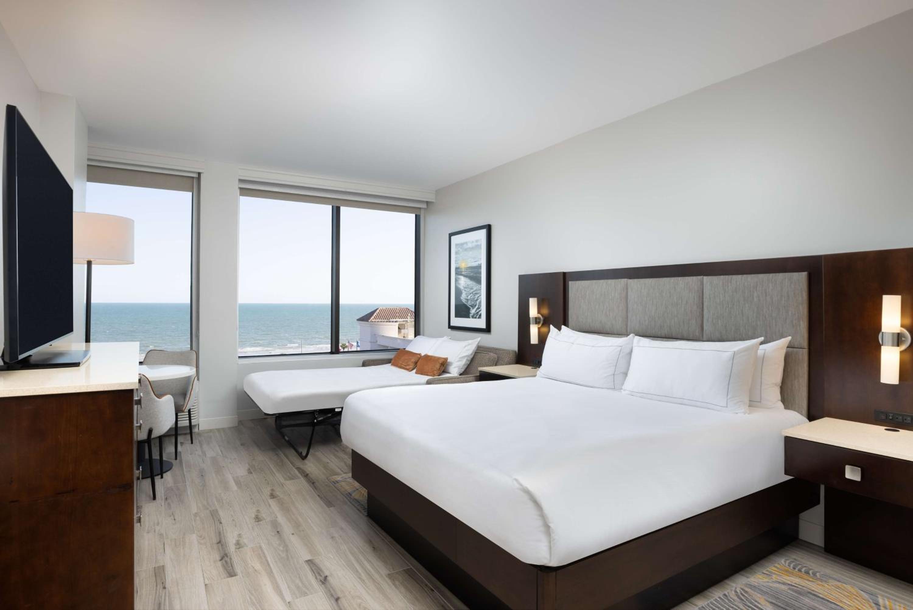 Superior King Room with Sofa Bed and Gulf View - Photo 5