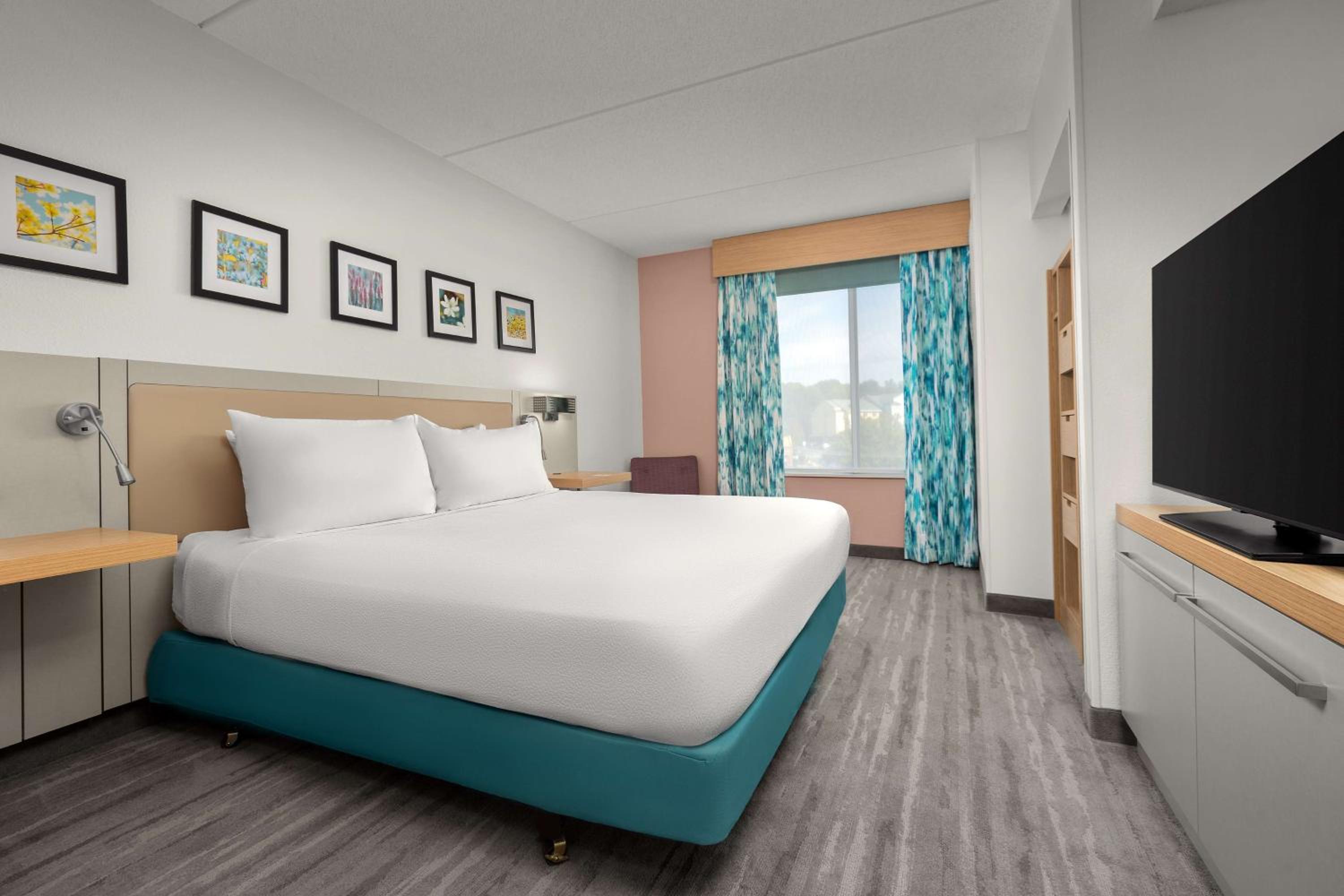 Junior King Suite with Seating Area - Photo 4
