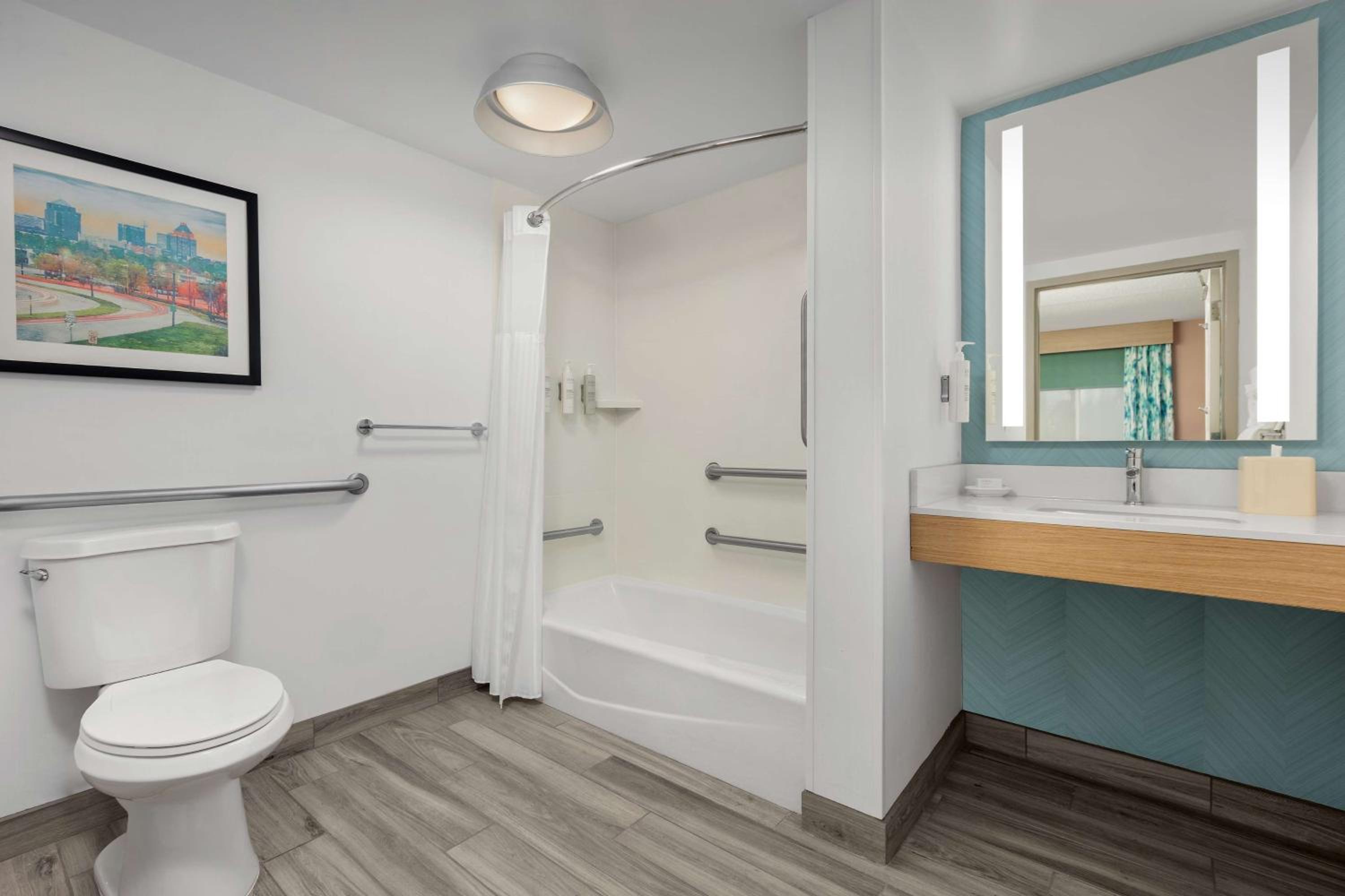 King Room with Accessible Tub - Mobility Access - Photo 3