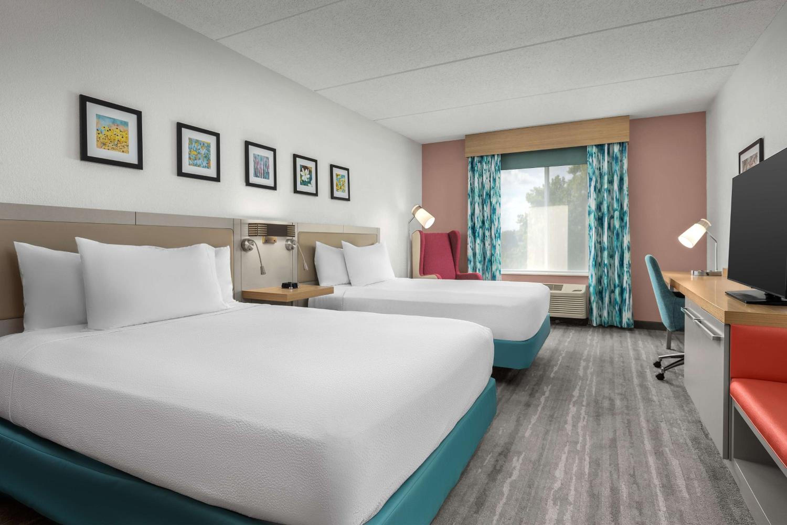 Queen Room with Two Queen Beds - Photo 2