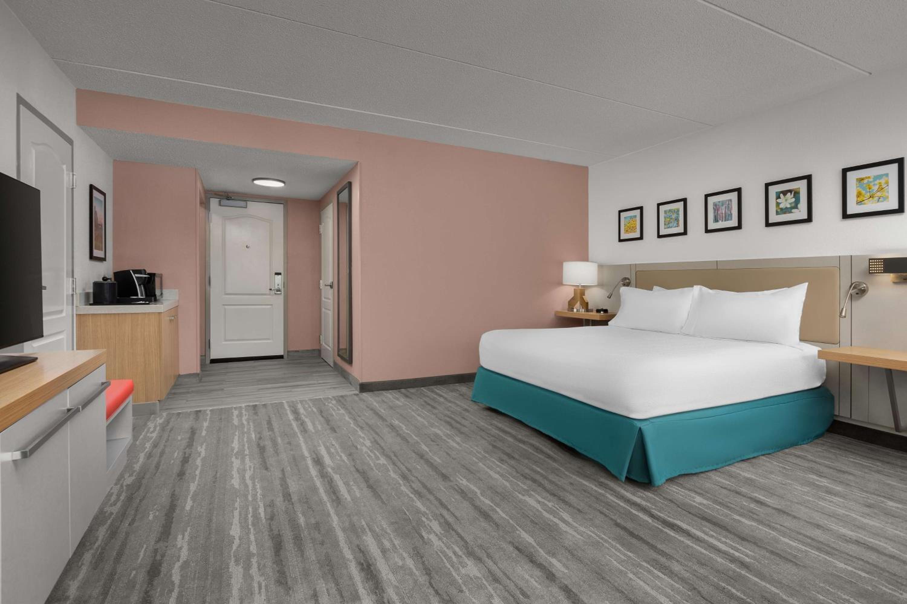 King Room with Accessible Tub - Mobility Access - Photo 2