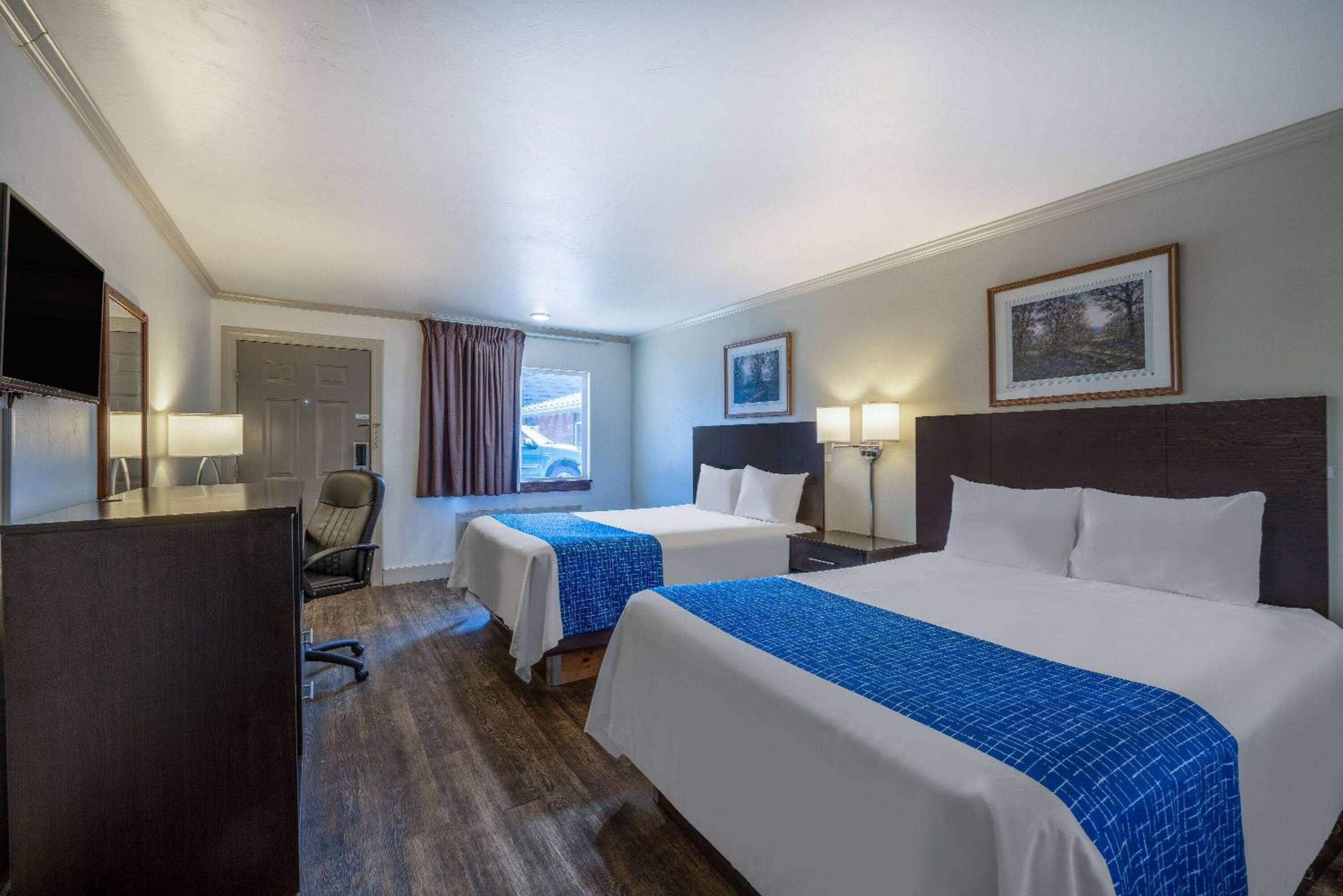 Queen Room with Two Queen Beds - Non-Smoking - Photo 1