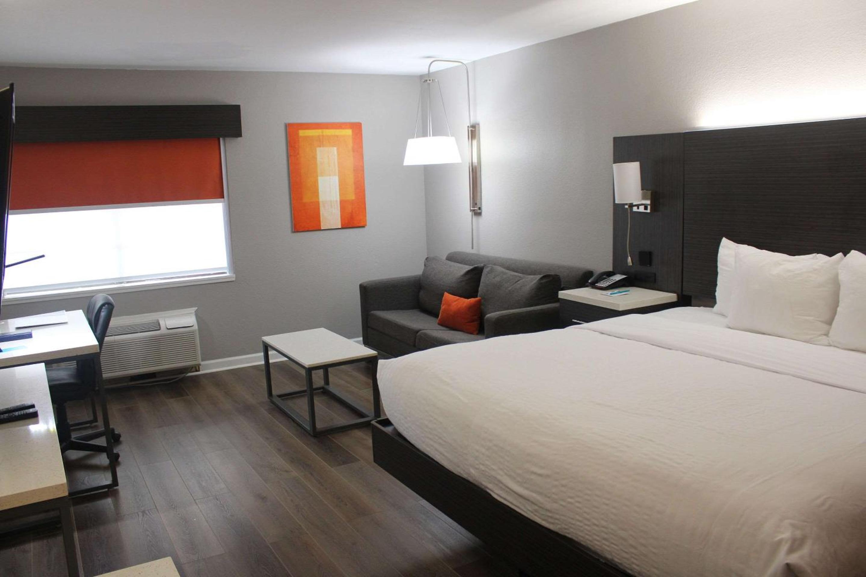 King Room - Non-Smoking - Photo 3