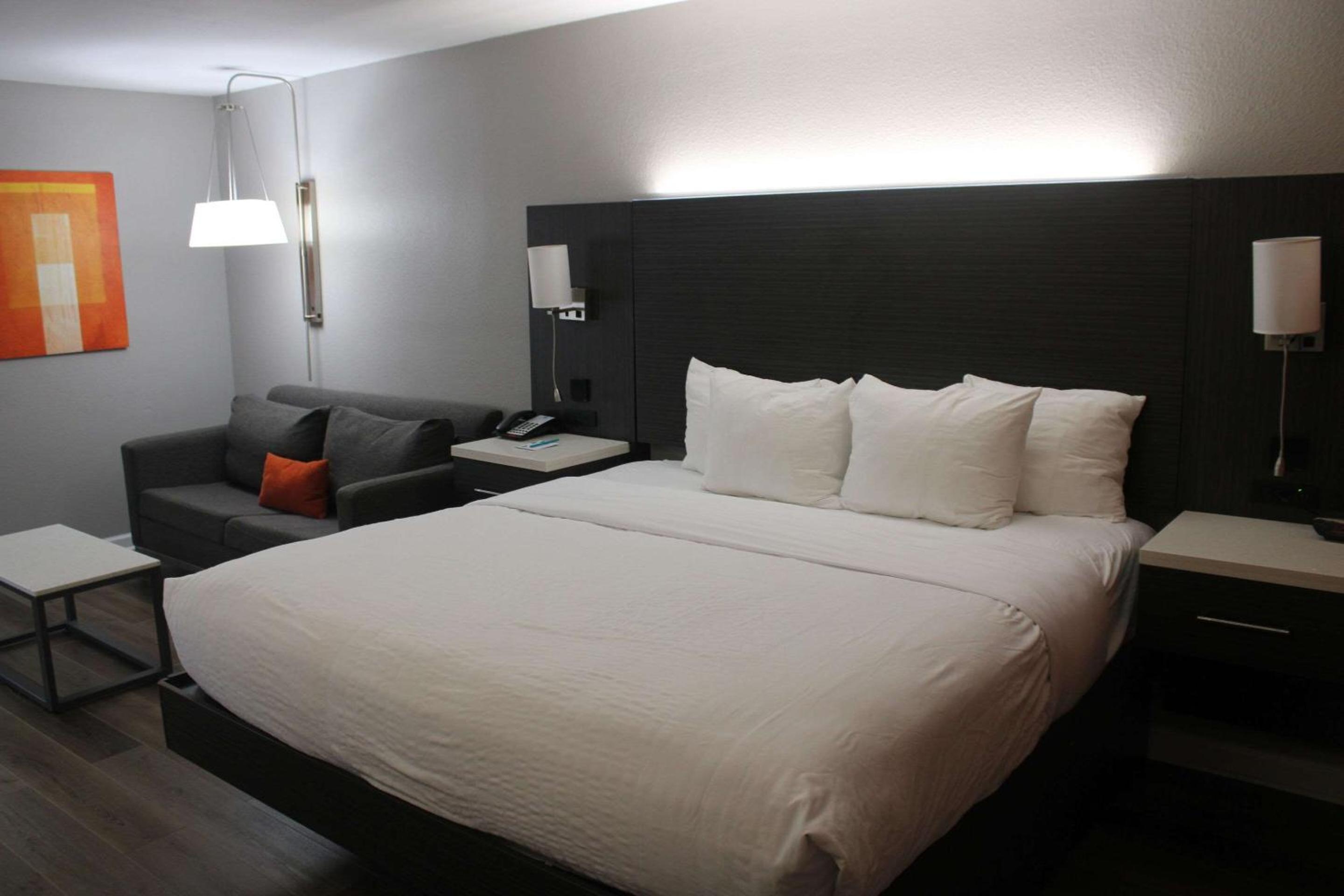King Room - Non-Smoking - Photo 1