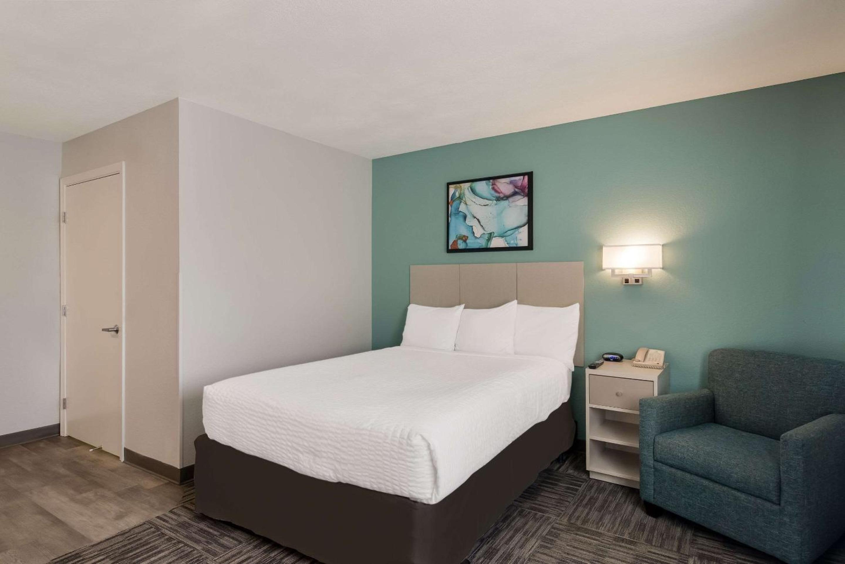 Queen Room with Accessible Tub - Accessible/Non Smoking