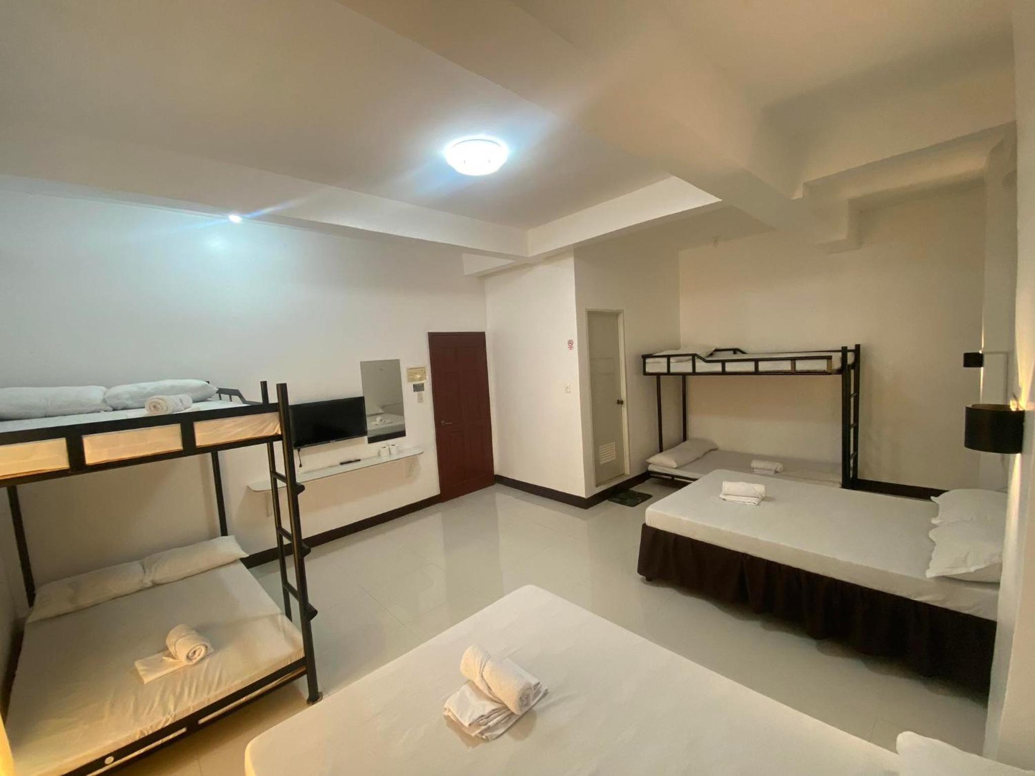 6-Bed Mixed Dormitory Room photo 1