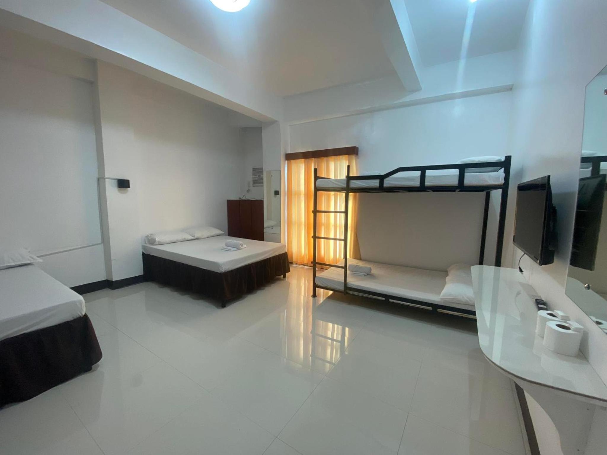 6-Bed Mixed Dormitory Room photo 2